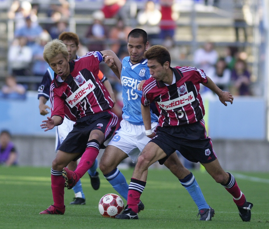 磐田FW高原直泰（中）の突破を防ぐ札幌MF野々村芳和（左）とDF名塚善寛（右）（2001年5月20日撮影）