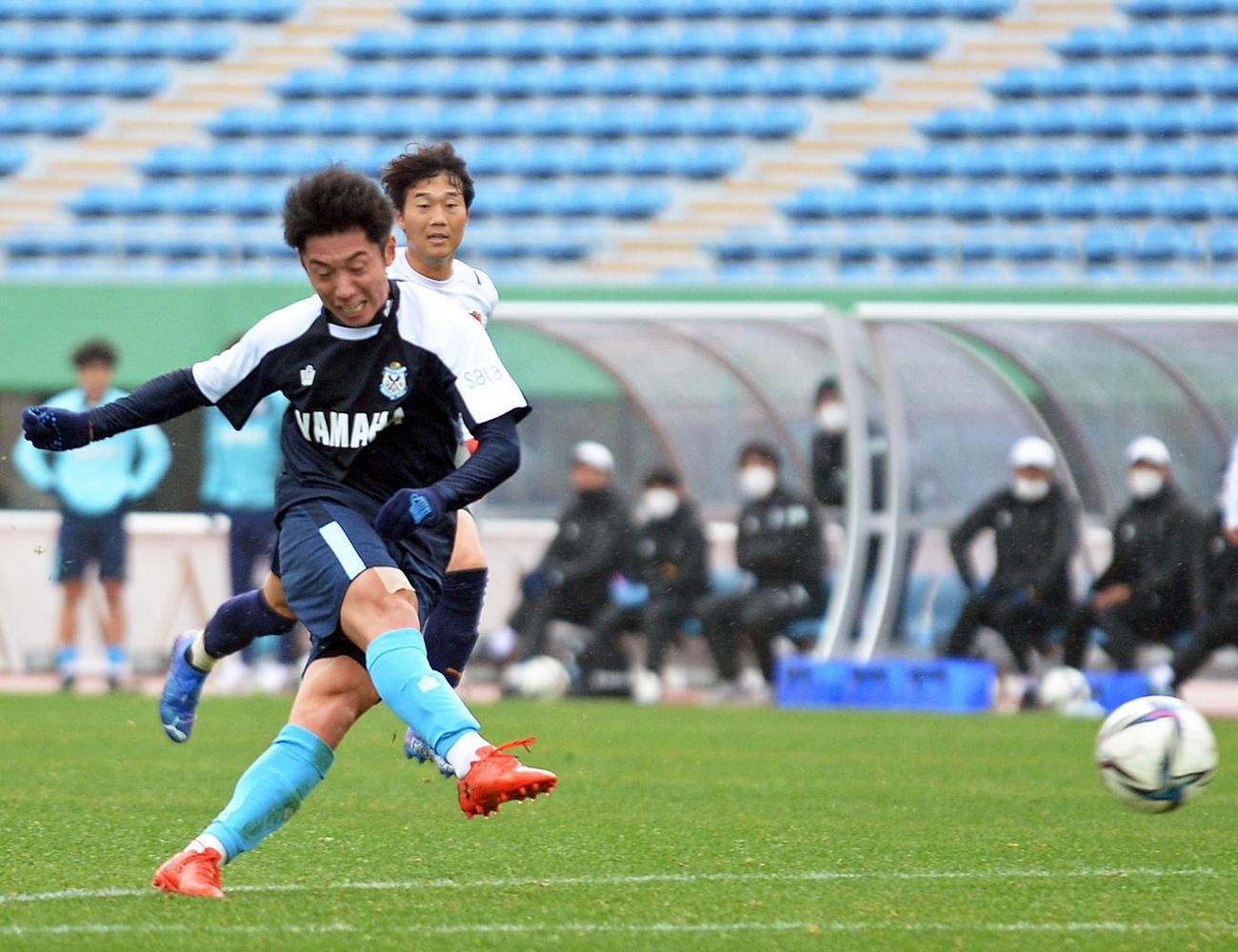 3本目に決勝点を決める磐田上原（左）