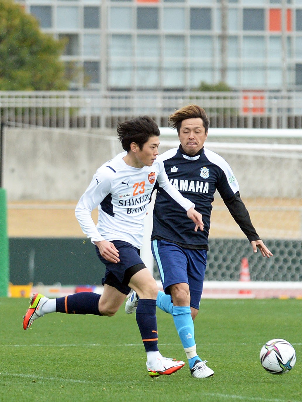 ドリブルで仕掛ける清水鈴木唯（左）。右は磐田遠藤