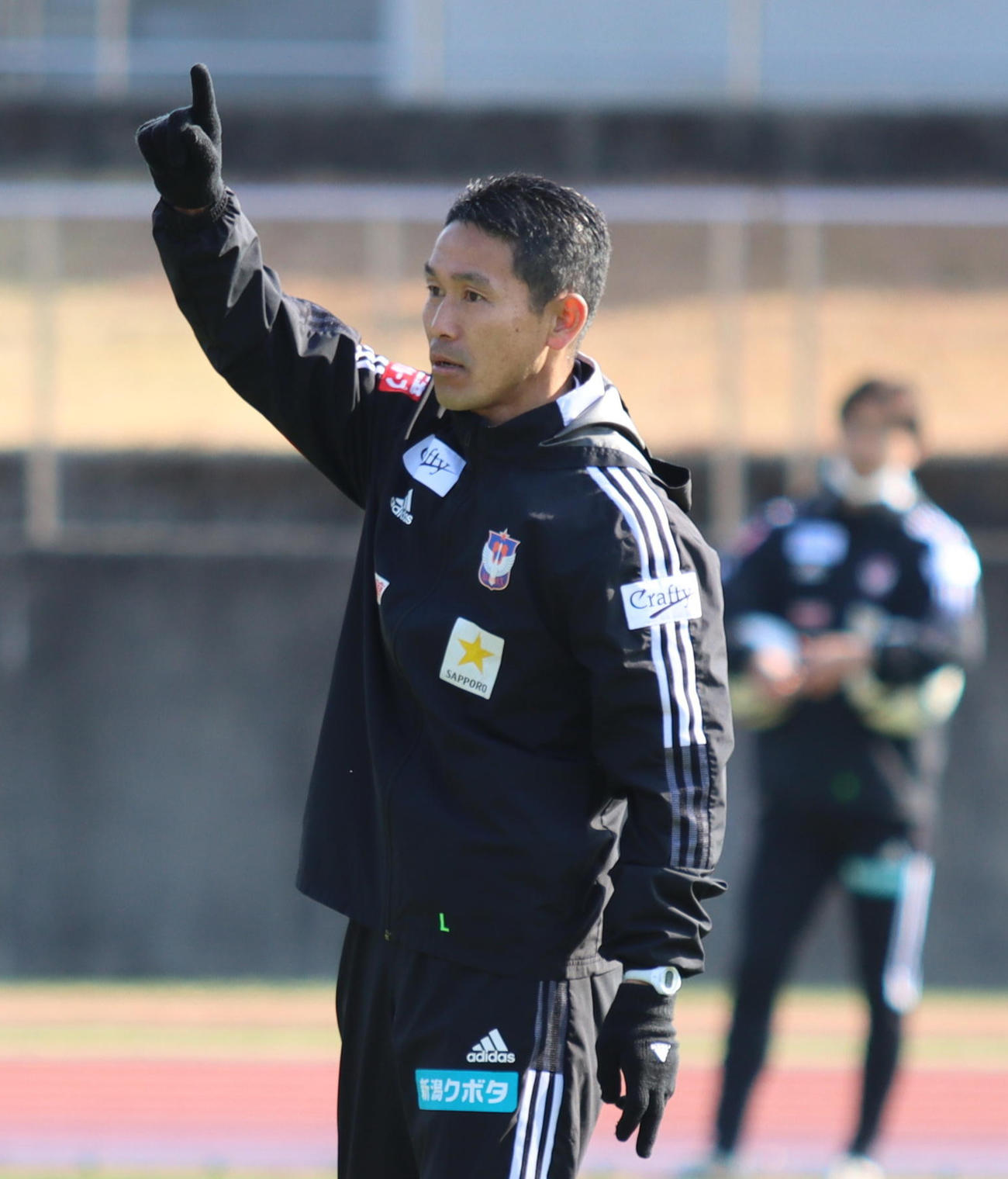 指示を出す松橋監督（アルビレックス新潟提供）