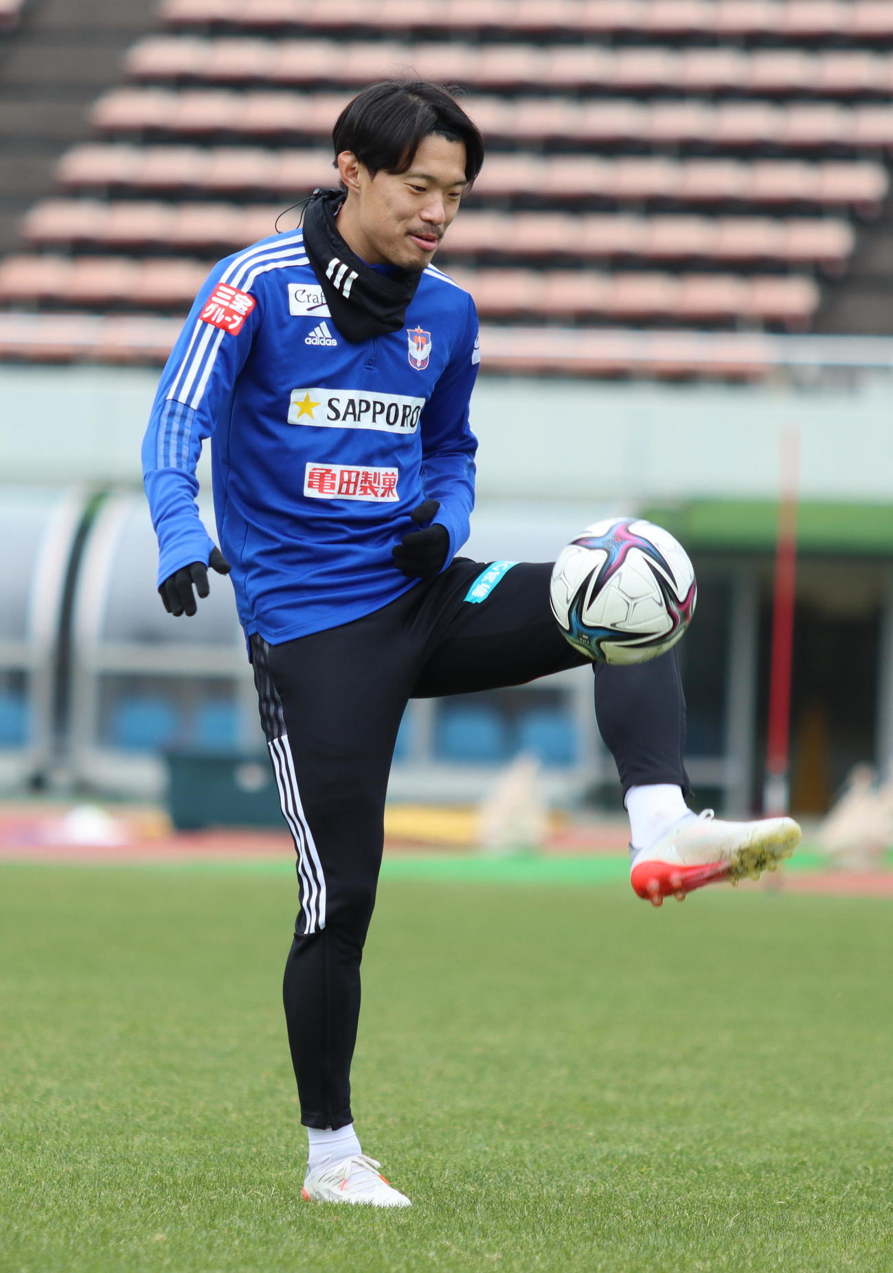 練習に参加する長谷川（アルビレックス新潟提供）
