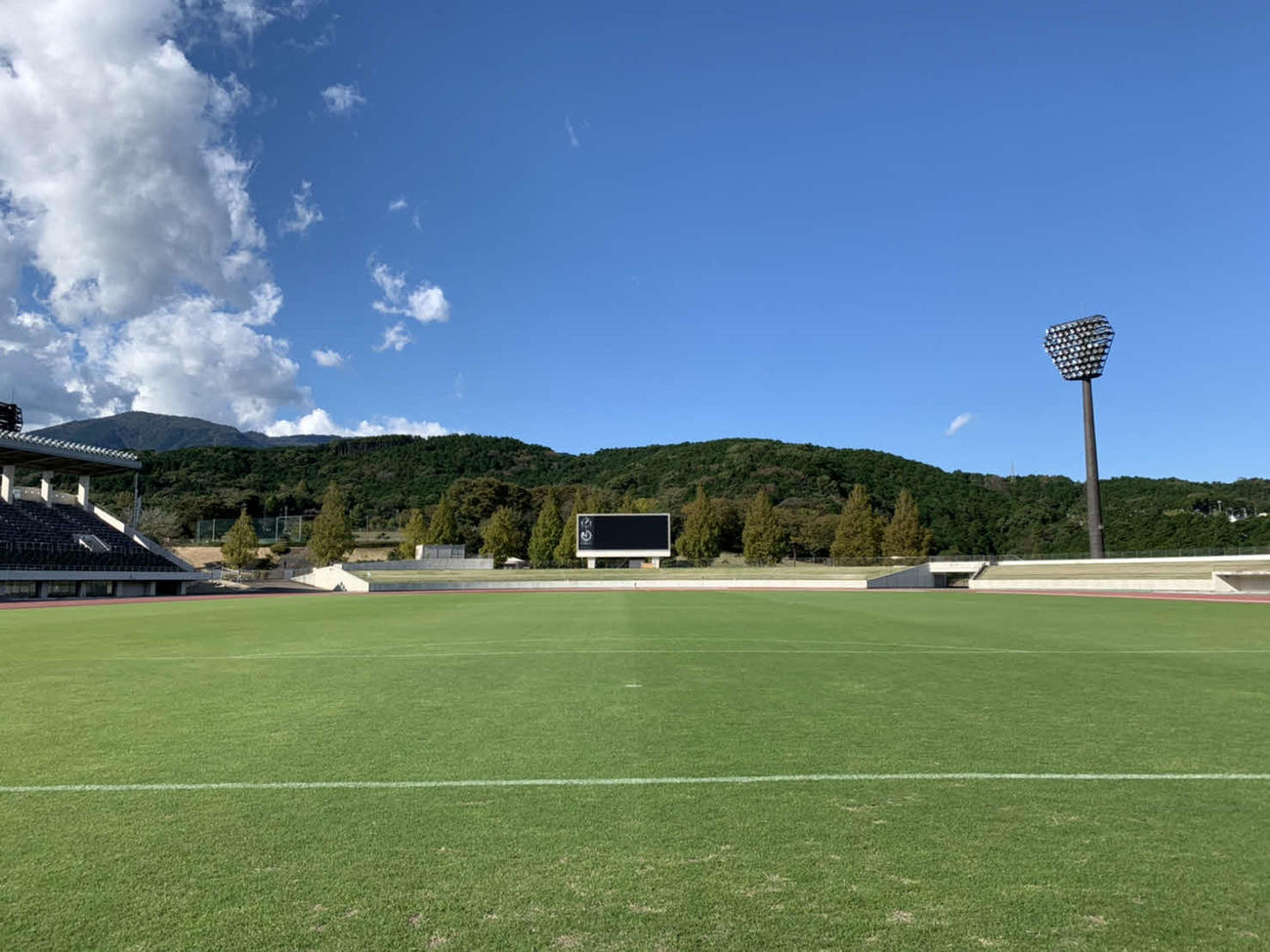沼津の本拠地・愛鷹広域公園多目的競技場（アスルクラロ沼津提供）