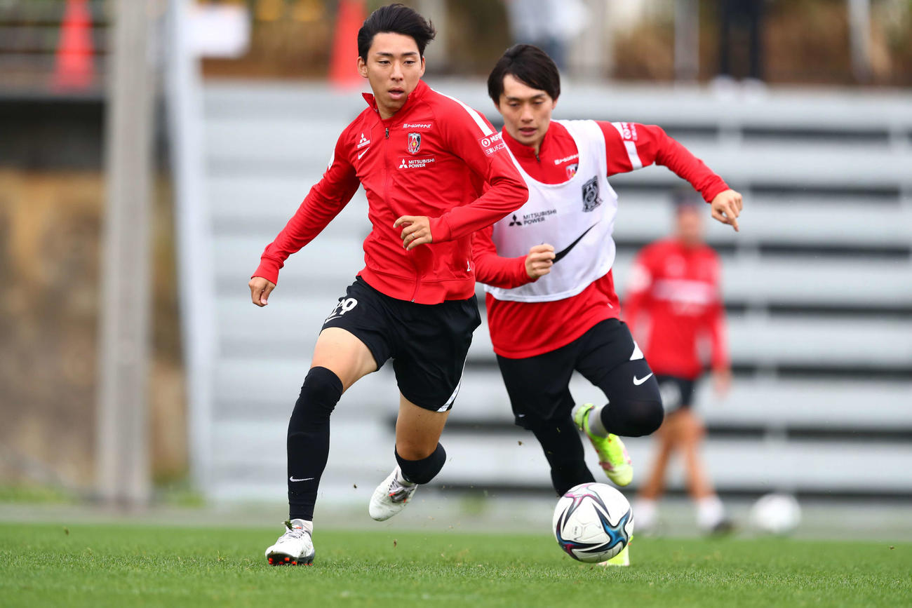 沖縄・金武で行われているキャンプでトレーニングを行う浦和MF柴戸海（左）（C）URAWA REDS