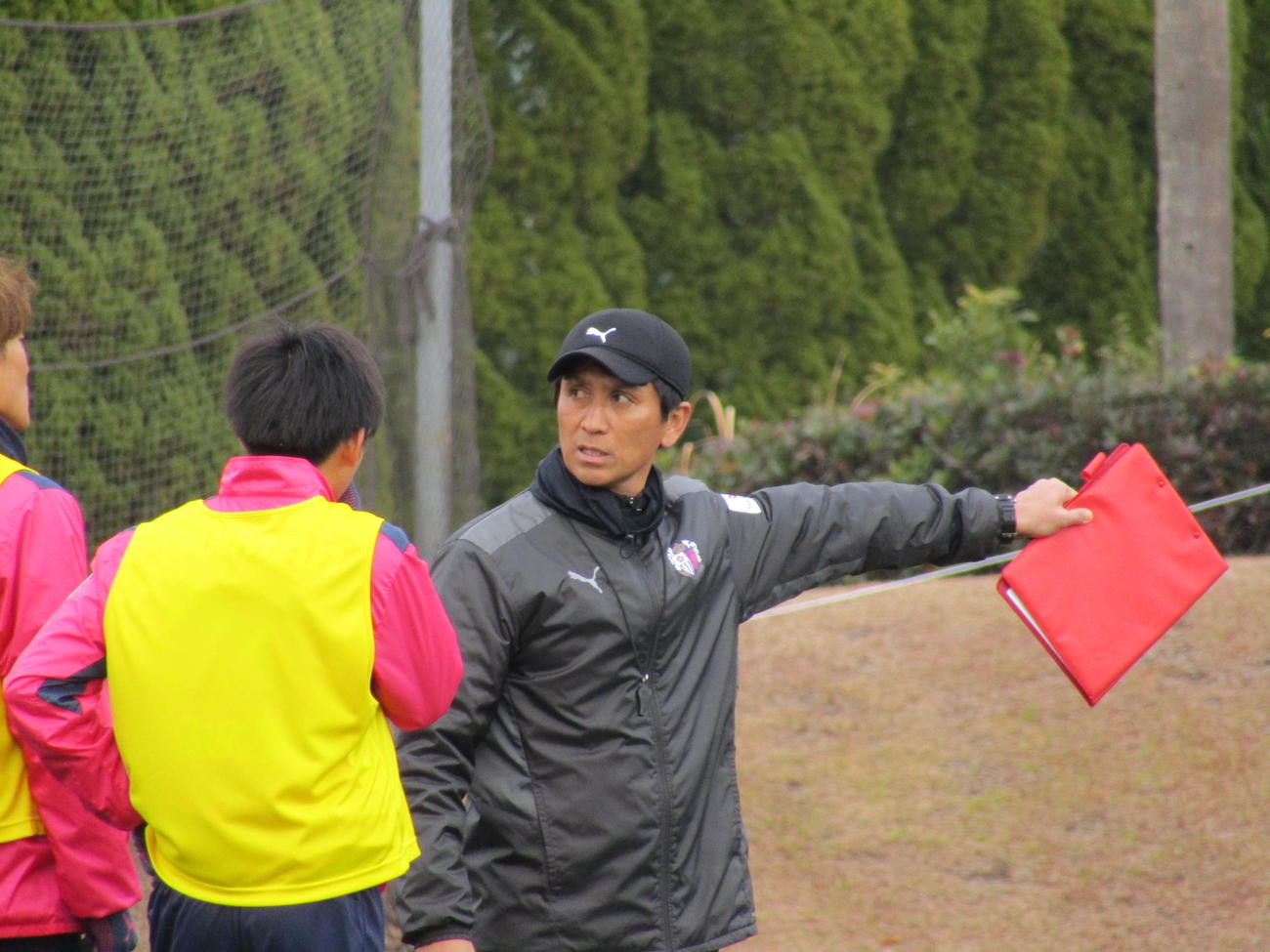 宮崎キャンプで指導するC大阪小菊監督（2022年1月25日撮影）
