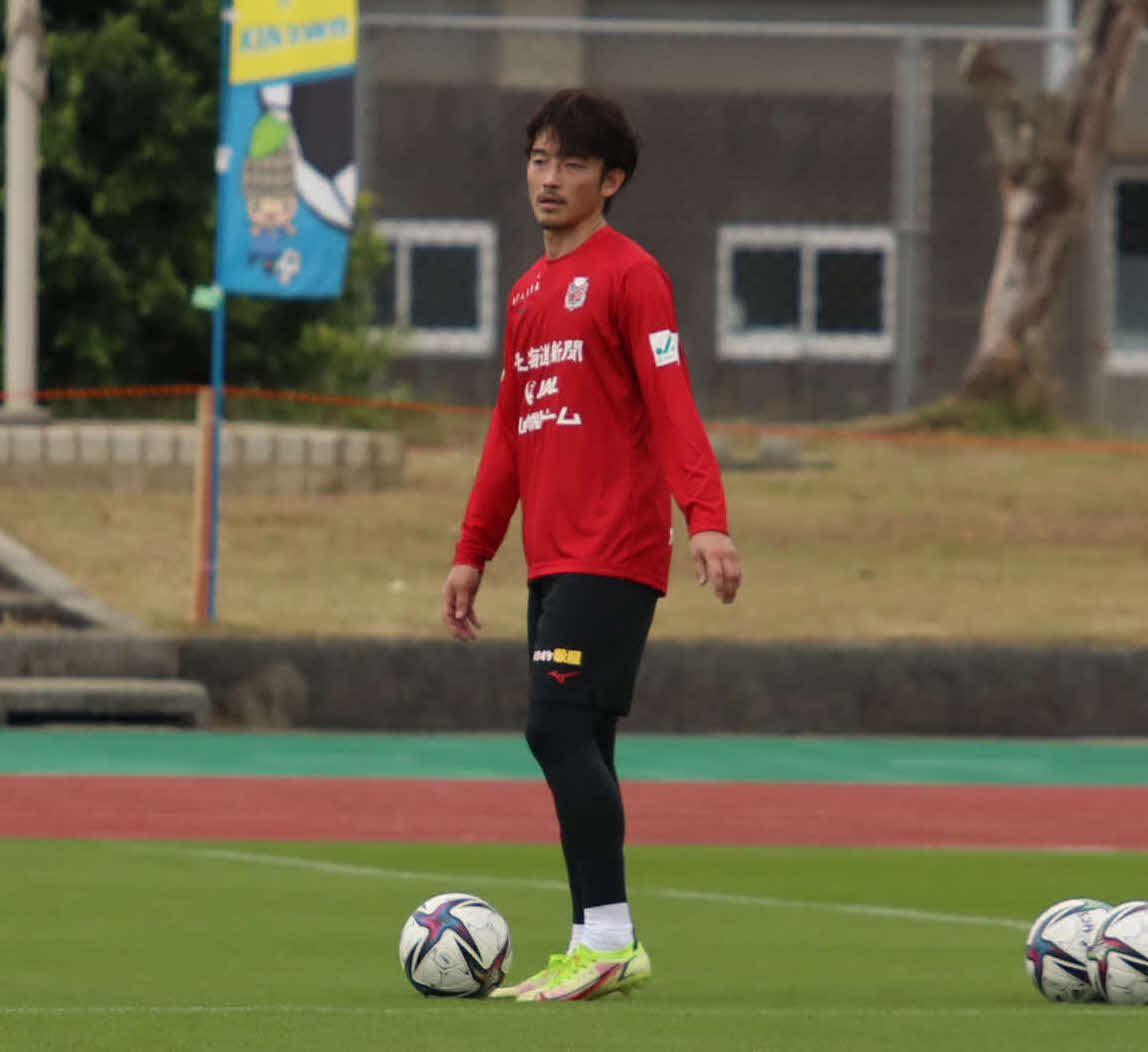 練習生としてキャンプに参加し、ボールを使って練習する元日本代表の西大伍（2022年1月16日撮影）