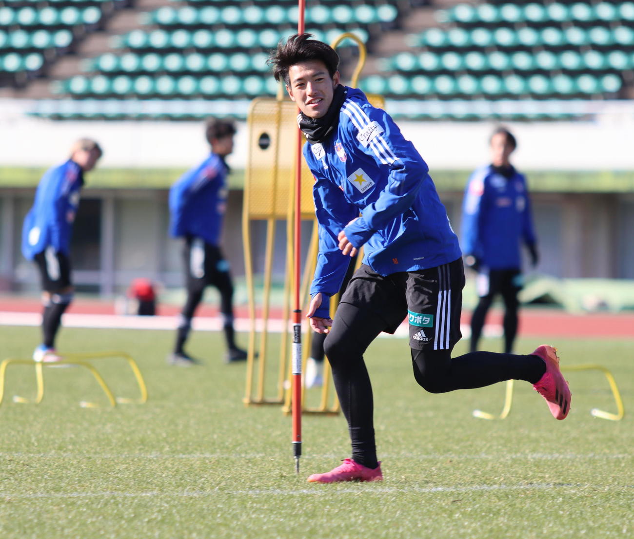 笑顔で練習に参加する松田（アルビレックス新潟提供）
