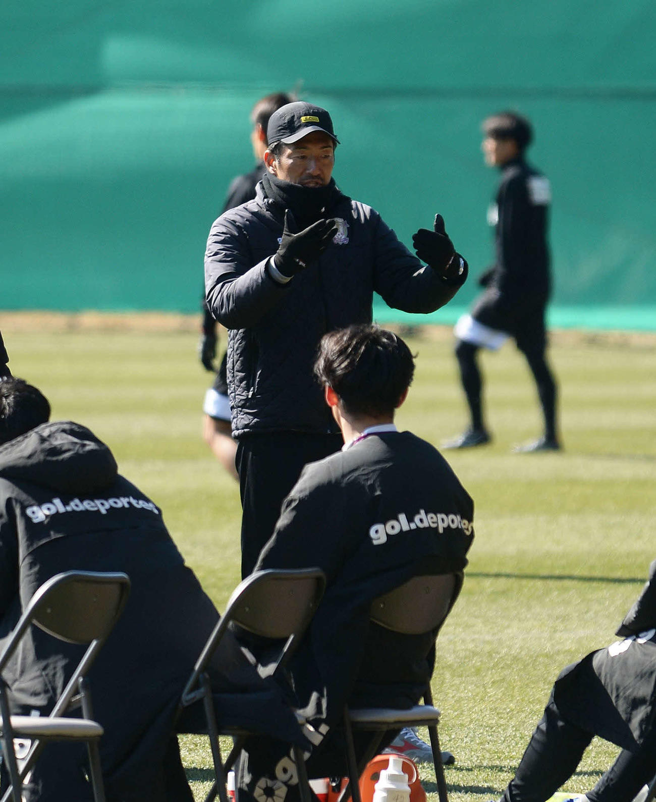 身ぶり手ぶりを交えて指導する藤枝の須藤監督