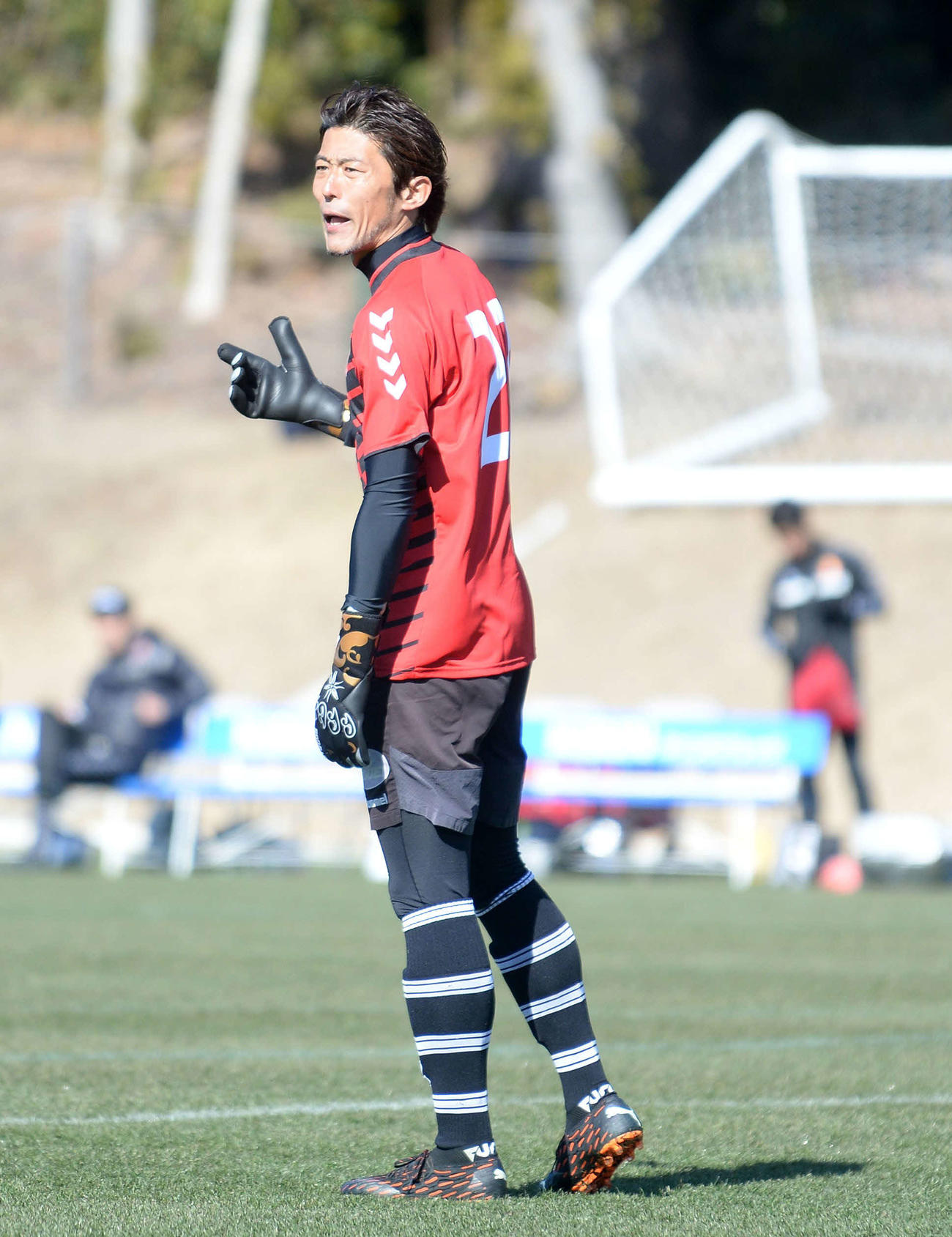 味方に指示を出す福島GK山本