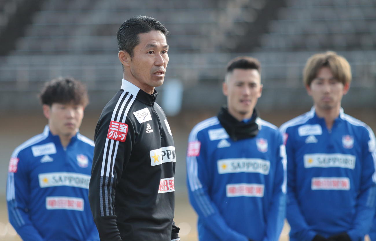 選手の前で話す松橋監督（手前）（アルビレックス新潟提供）