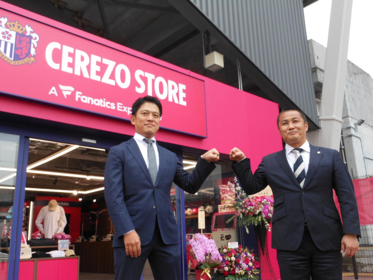 本拠地ヨドコウにオープンするC大阪公式グッズショップの前で会見した森島寛晃社長（右）と共同運営するファナティクス・ジャパン代表川名正憲氏