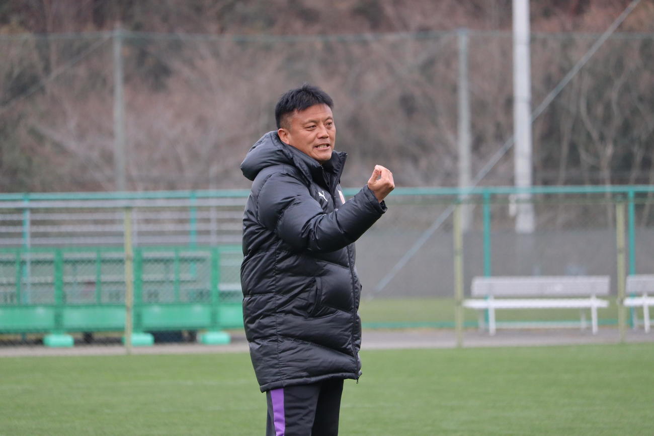 練習で指示を出す京都の曹貴裁監督（提供：京都サンガF.C.）
