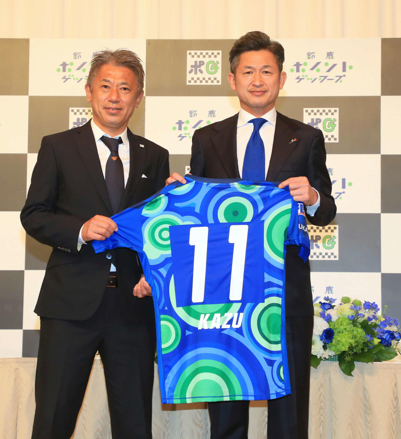 三浦泰年監督（左）とカズ（2022年1月31日撮影）