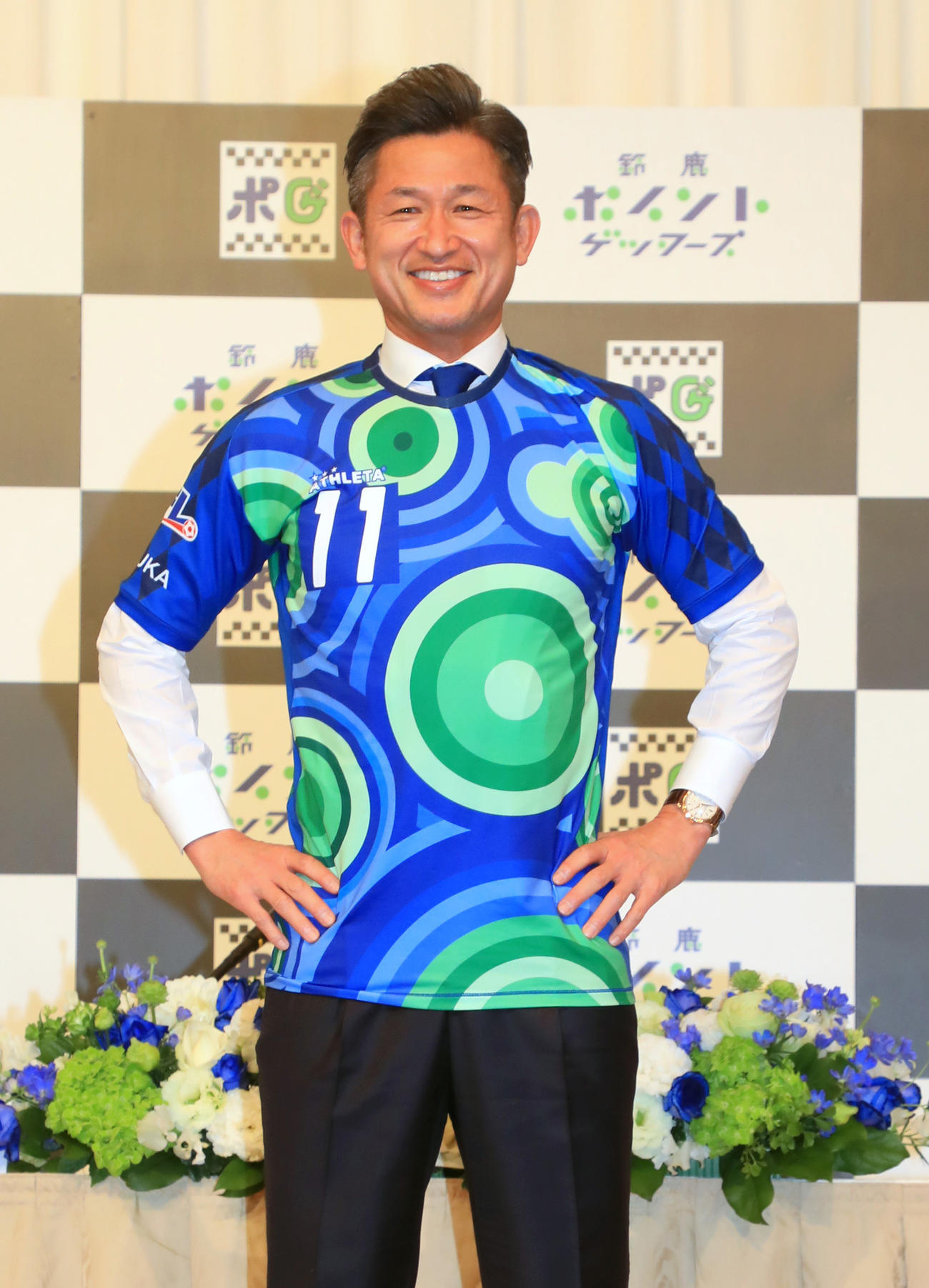 1月31日、鈴鹿ポイントゲッターズのユニホーム姿でポーズをとるカズ（代表撮影）