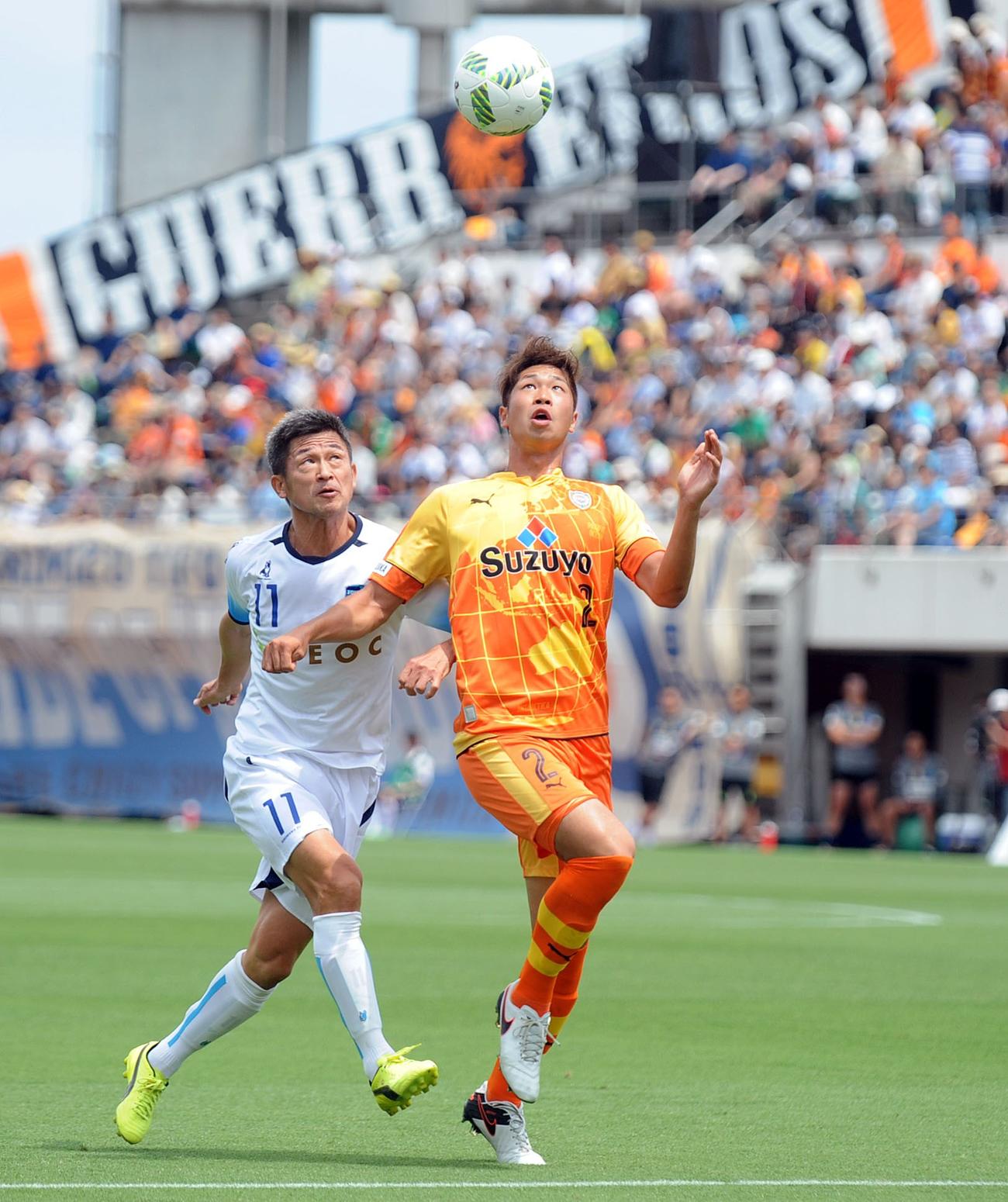 16年6月12日、清水DF三浦弦太（右）と競り合う横浜FCカズ