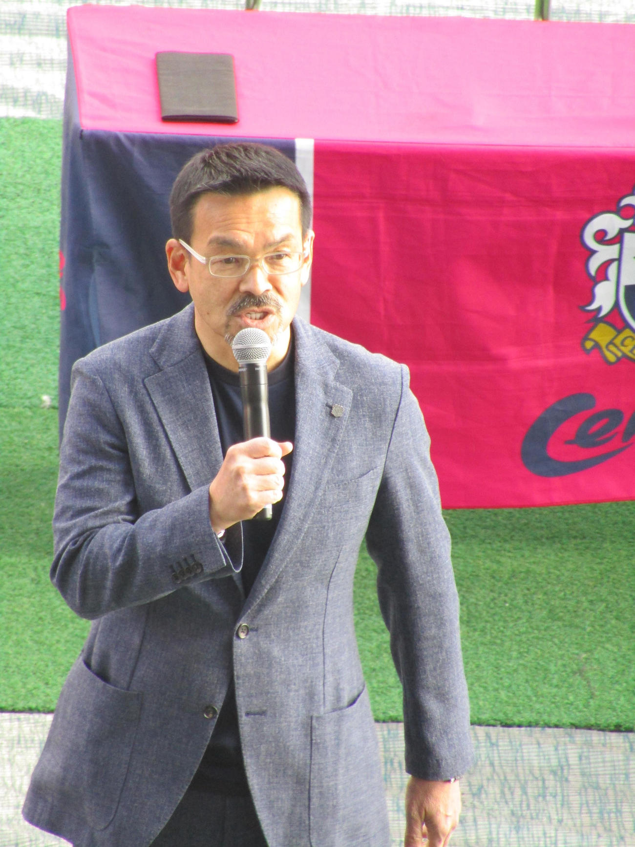 サポーターとのイベントで昨季の成績不振について謝罪したC大阪梶野智チーム統括部長