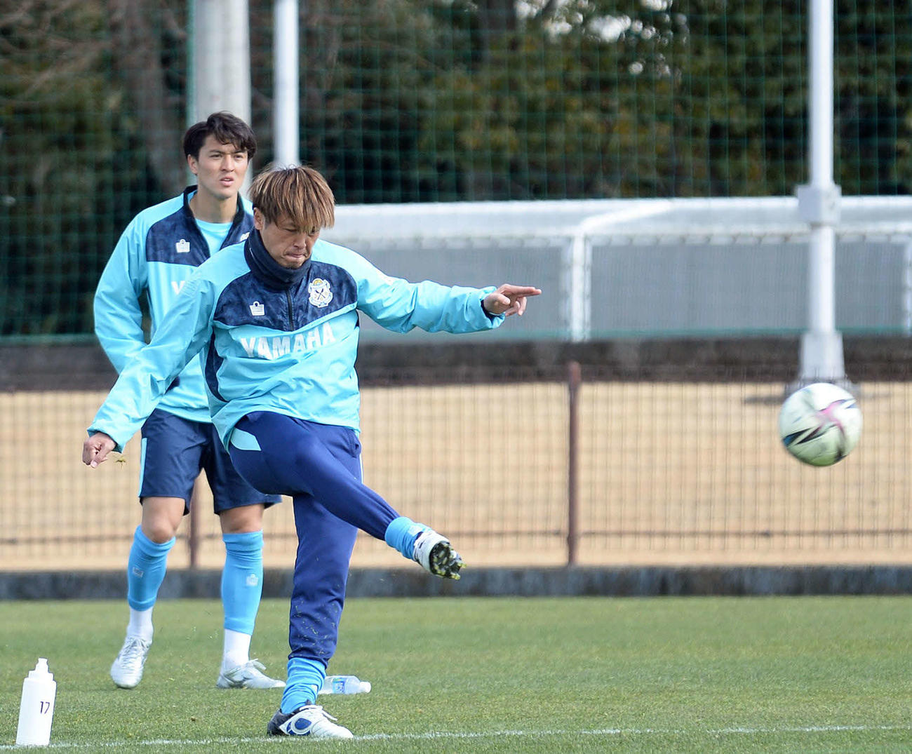 居残りでFK練習に励む磐田遠藤（手前）