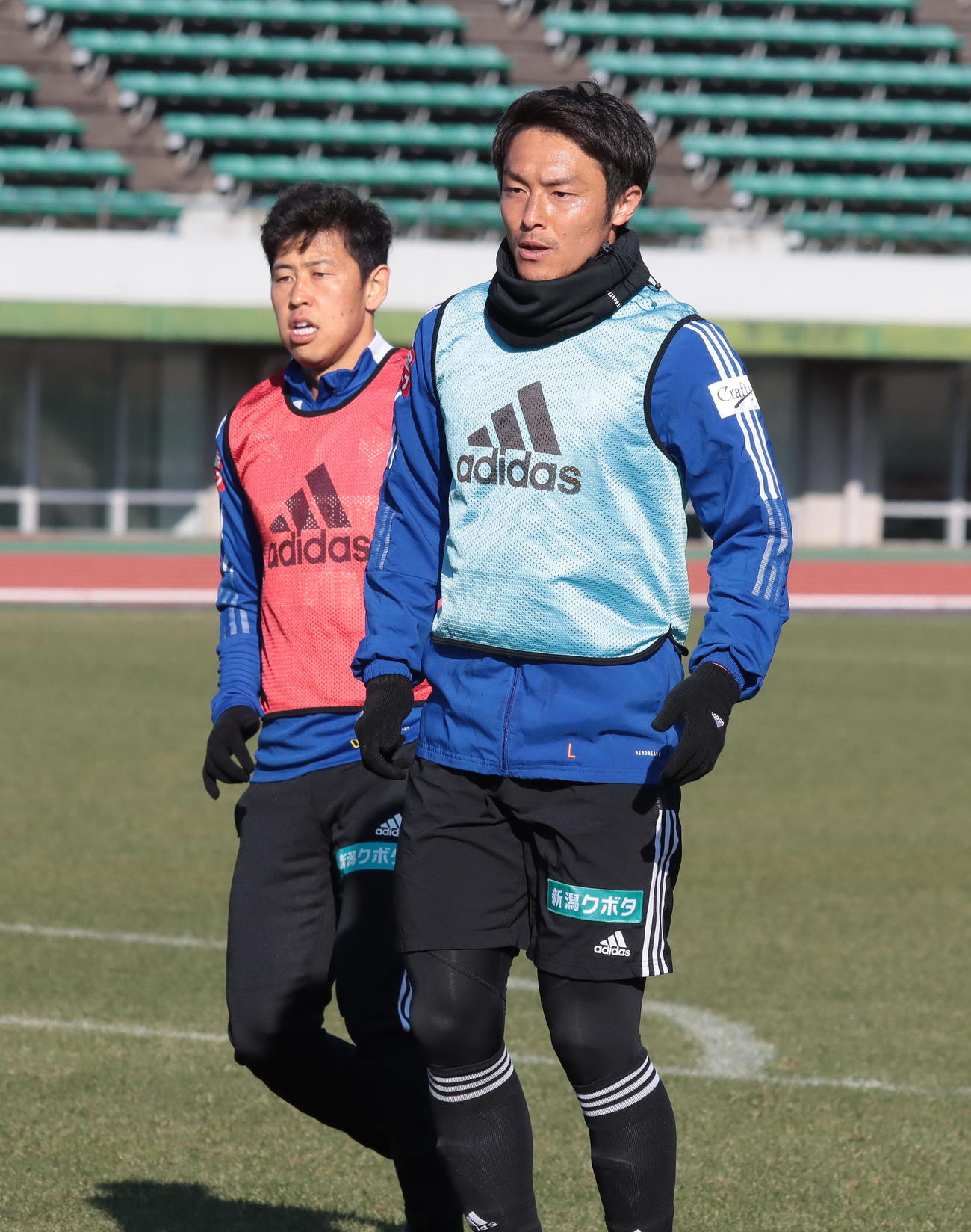 練習に参加する島田（右）（アルビレックス新潟提供）