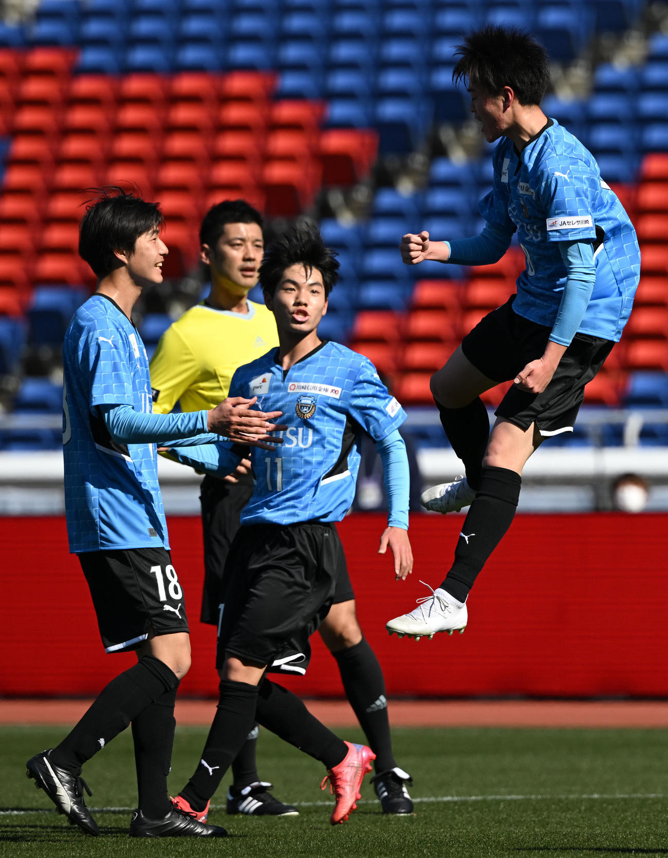川崎F・U－18対日本高校選抜　前半、ゴールを決め雄たけびを上げる川崎F・U－18川口達也（右）（撮影・横山健太）
