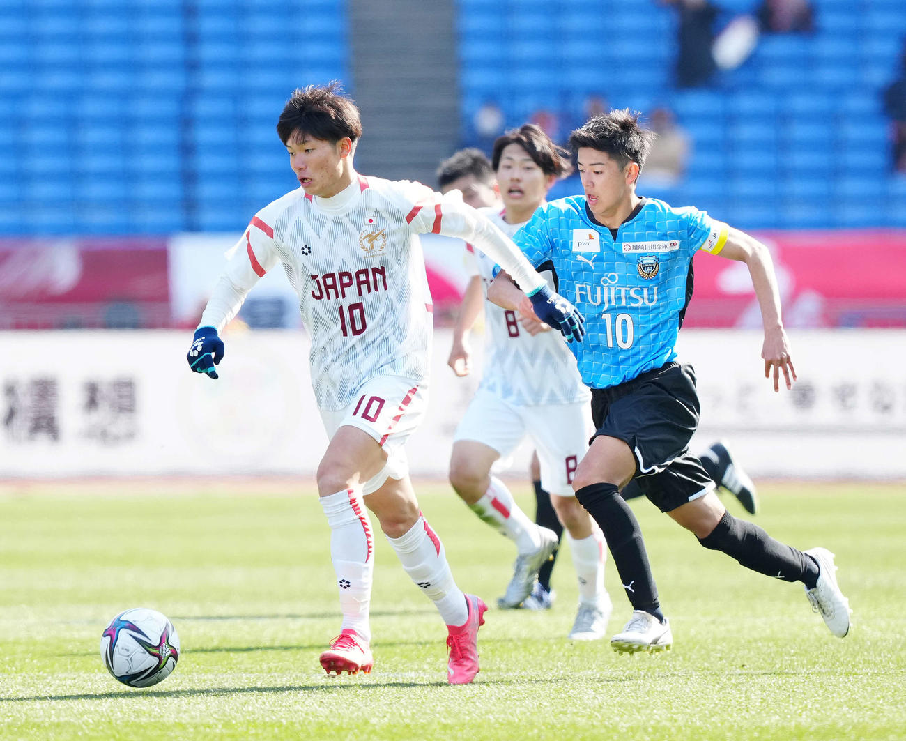 川崎F・U－18対日本高校選抜　前半、ドリブルで攻め込む日本高校選抜・福田師王（左）（撮影・江口和貴）