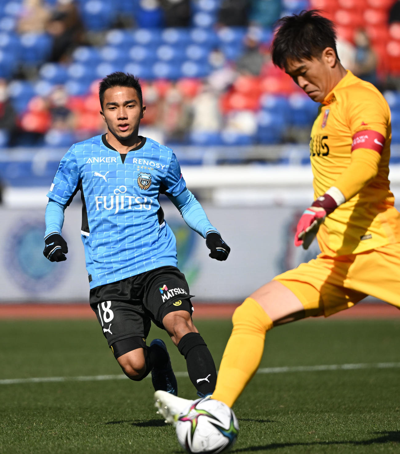 川崎F対浦和　前半、ボールを追う川崎Fチャナティップ（撮影・横山健太）