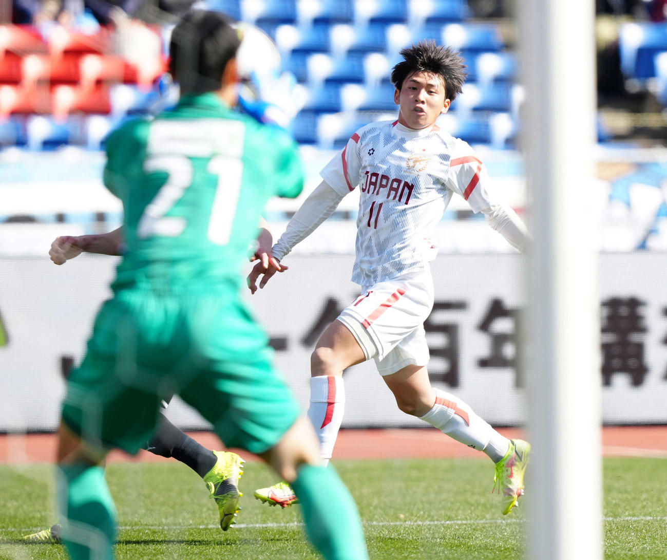 川崎F・U－18対日本高校選抜　前半、シュートを放つ日本高校選抜・藤森颯太（撮影・江口和貴）