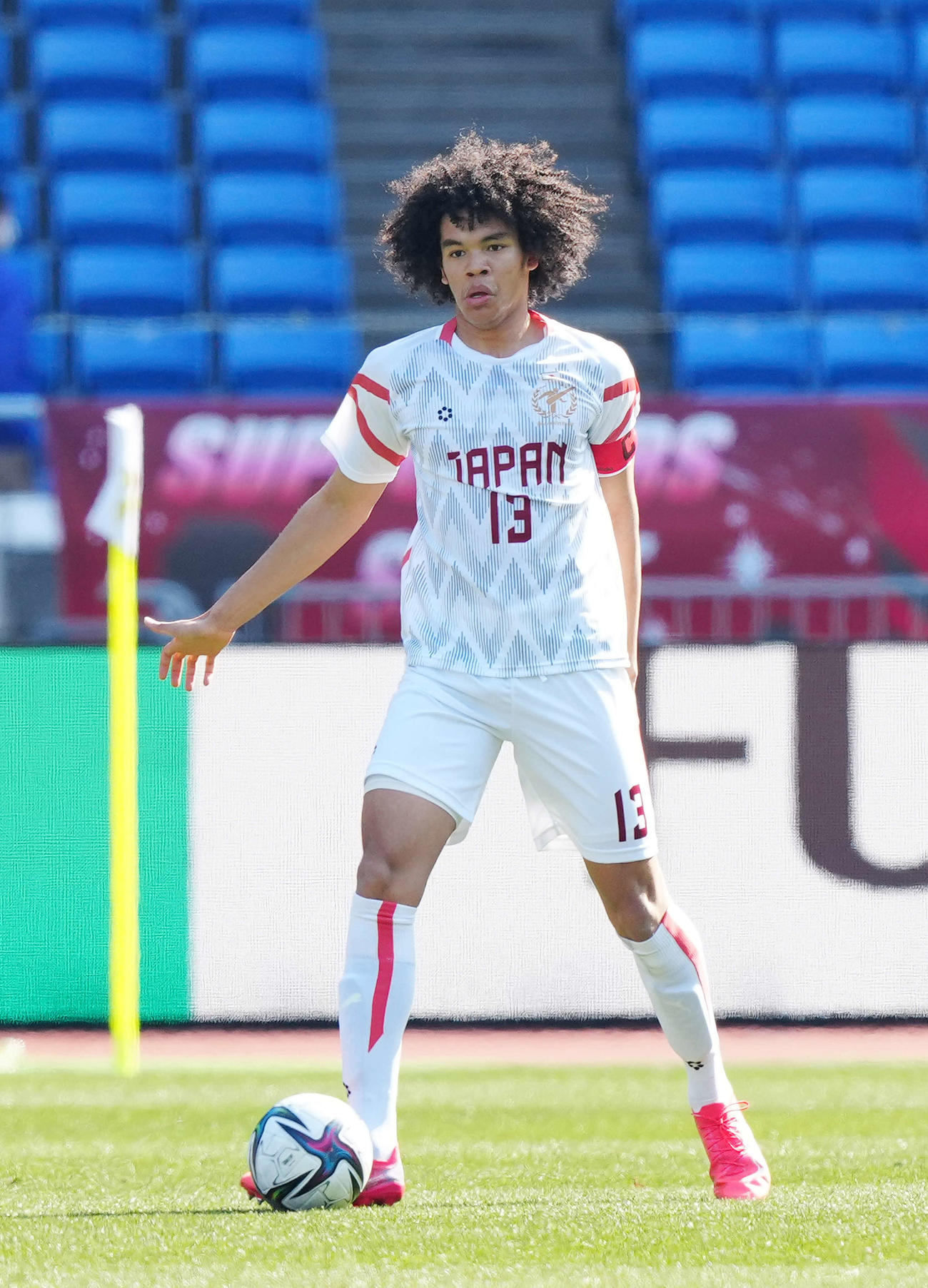 川崎F・U－18対日本高校選抜　前半、ボールをキープする日本高校選抜・チェイス・アンリ（撮影・江口和貴）