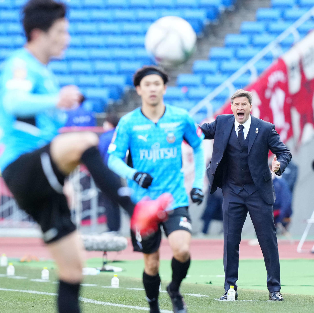 川崎F対浦和　前半、声を上げ指示を出す浦和ロドリゲス監督（右）（撮影・江口和貴）