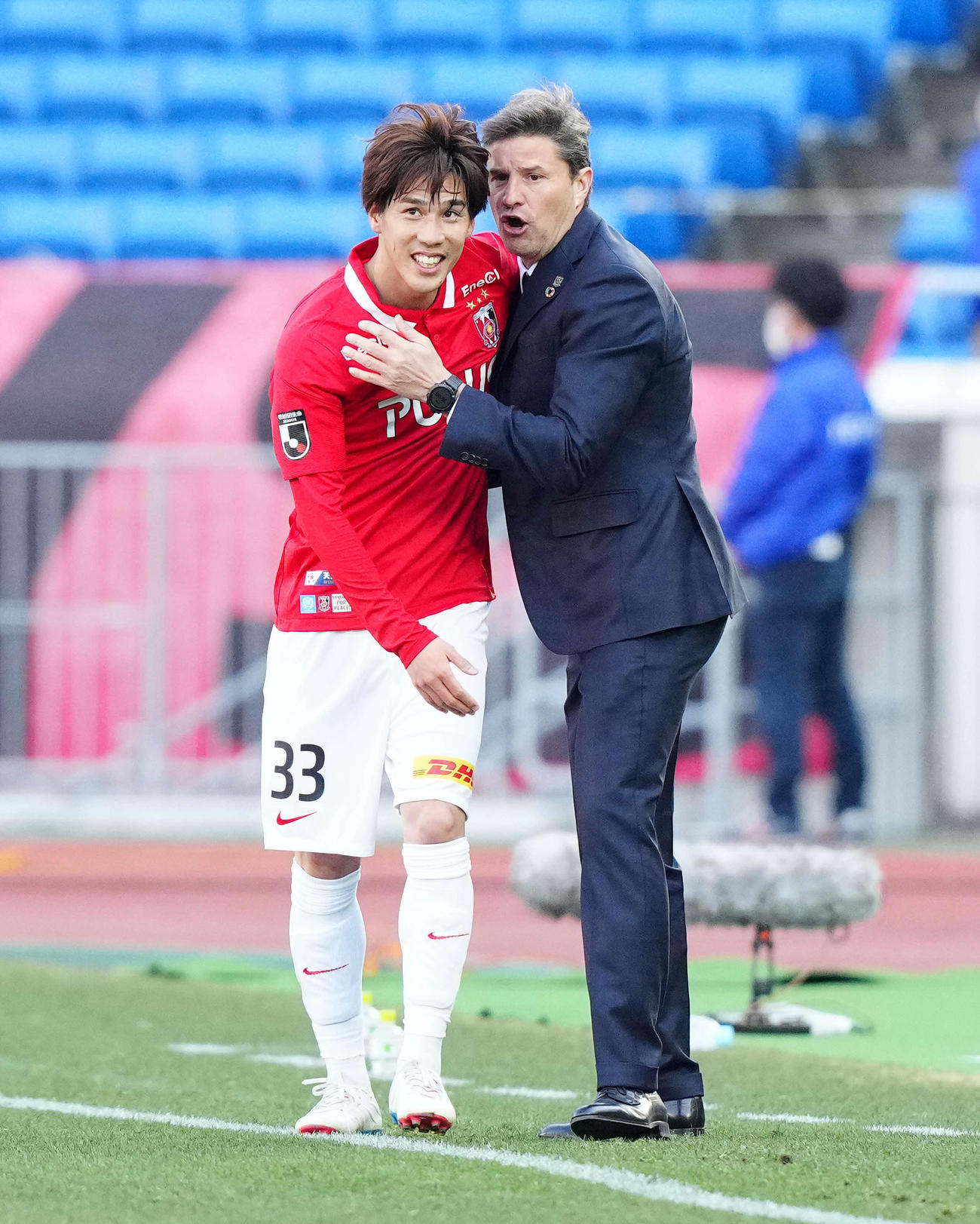 川崎F対浦和　後半、ゴールを決めた浦和江坂（左）を祝福するロドリゲス監督（撮影・江口和貴）