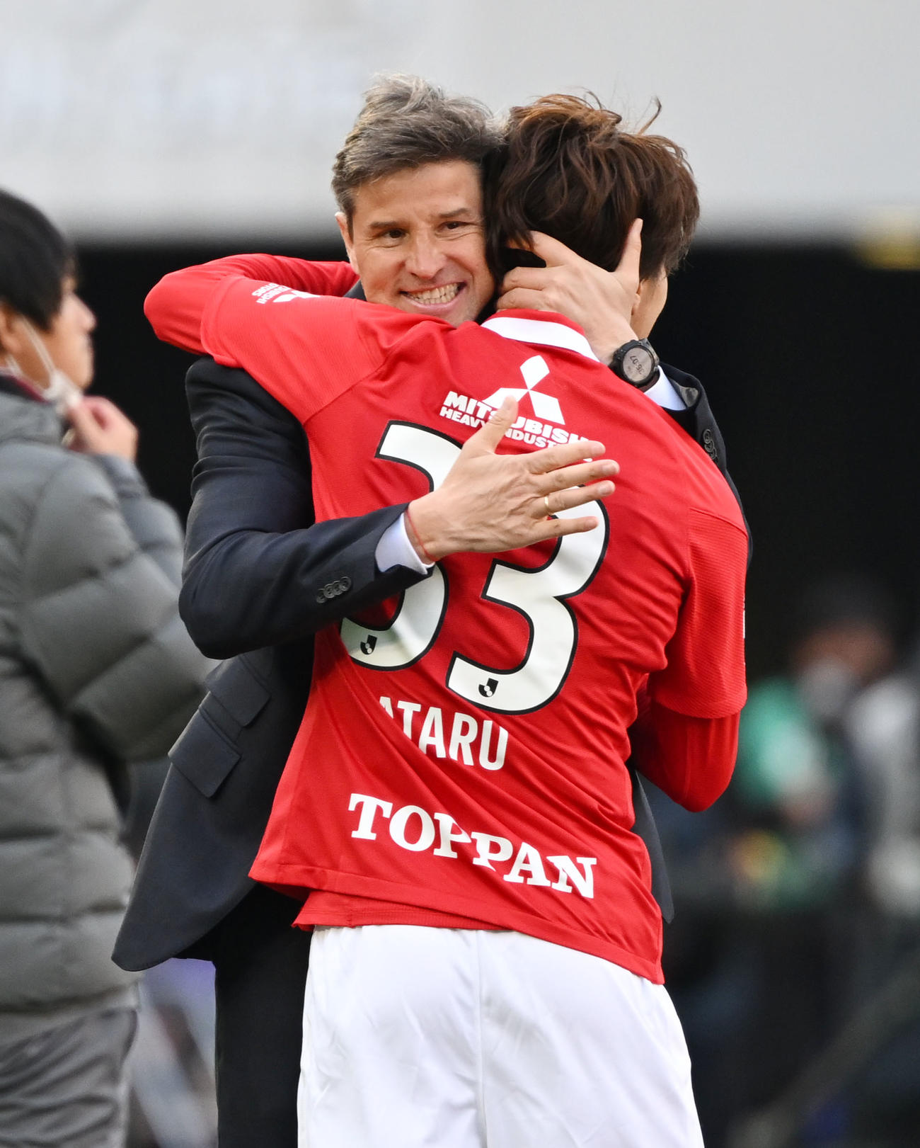 川崎F対浦和　後半、ゴールを決めた浦和江坂（右）を抱き締めるロドリゲス監督（撮影・横山健太）