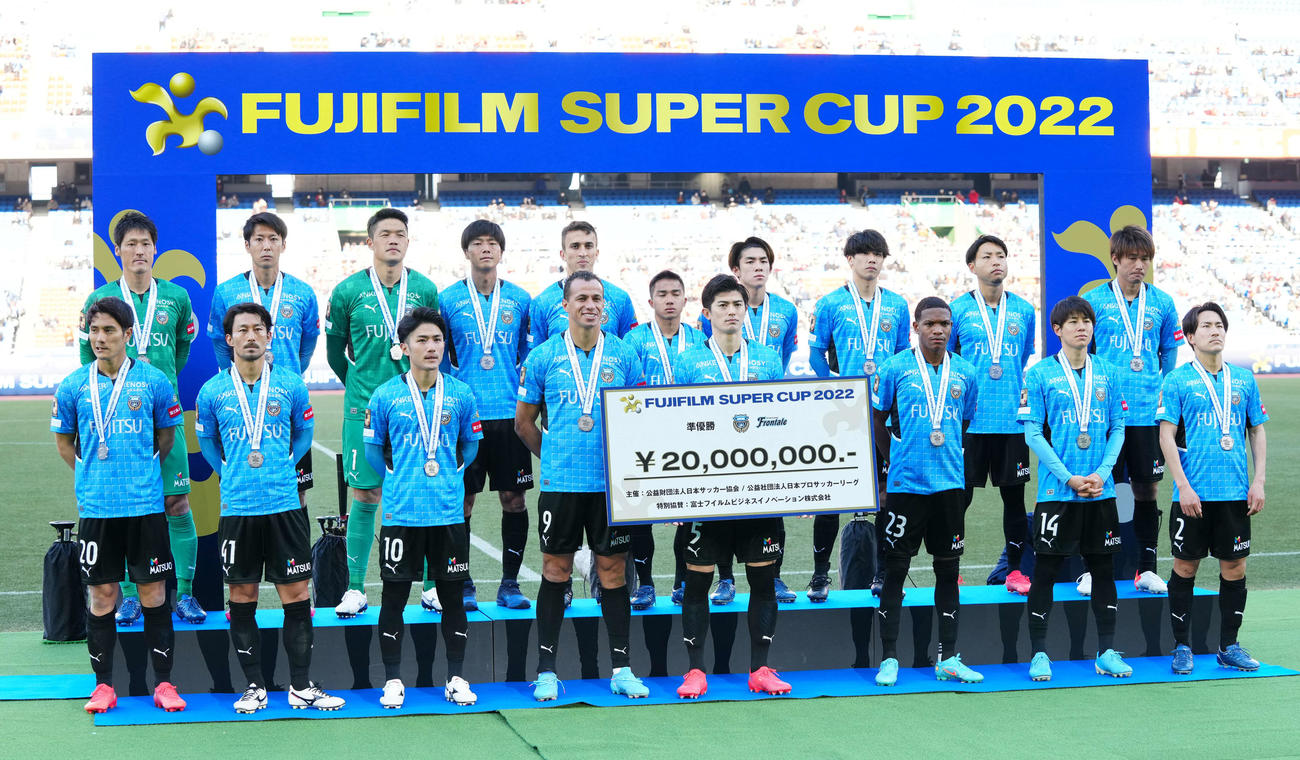 川崎F対浦和　浦和に敗れ、表彰式に臨む川崎Fの選手たち（撮影・江口和貴）