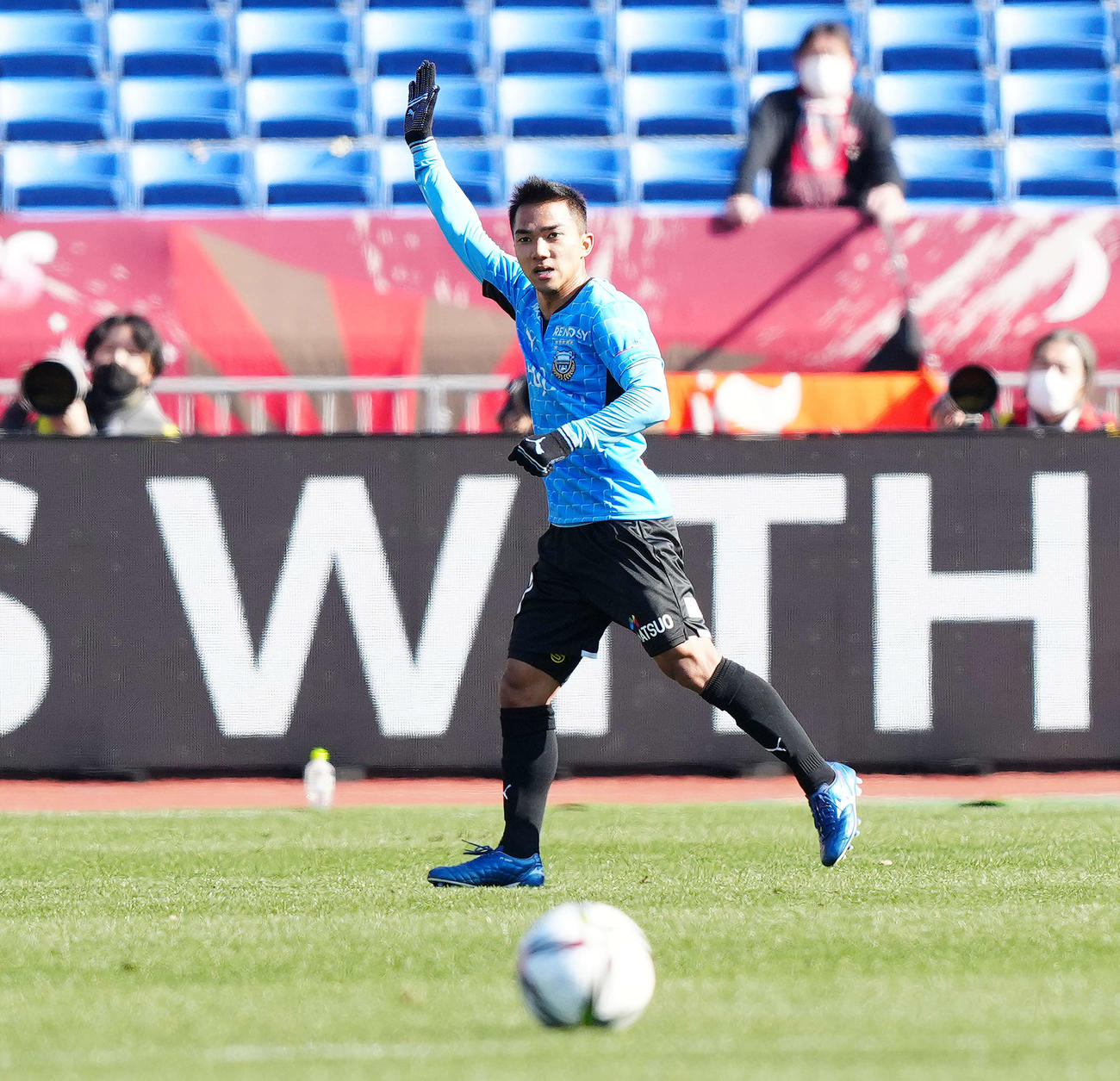 川崎F対浦和　前半、ボールを要求する川崎Fチャナティップ（撮影・江口和貴）