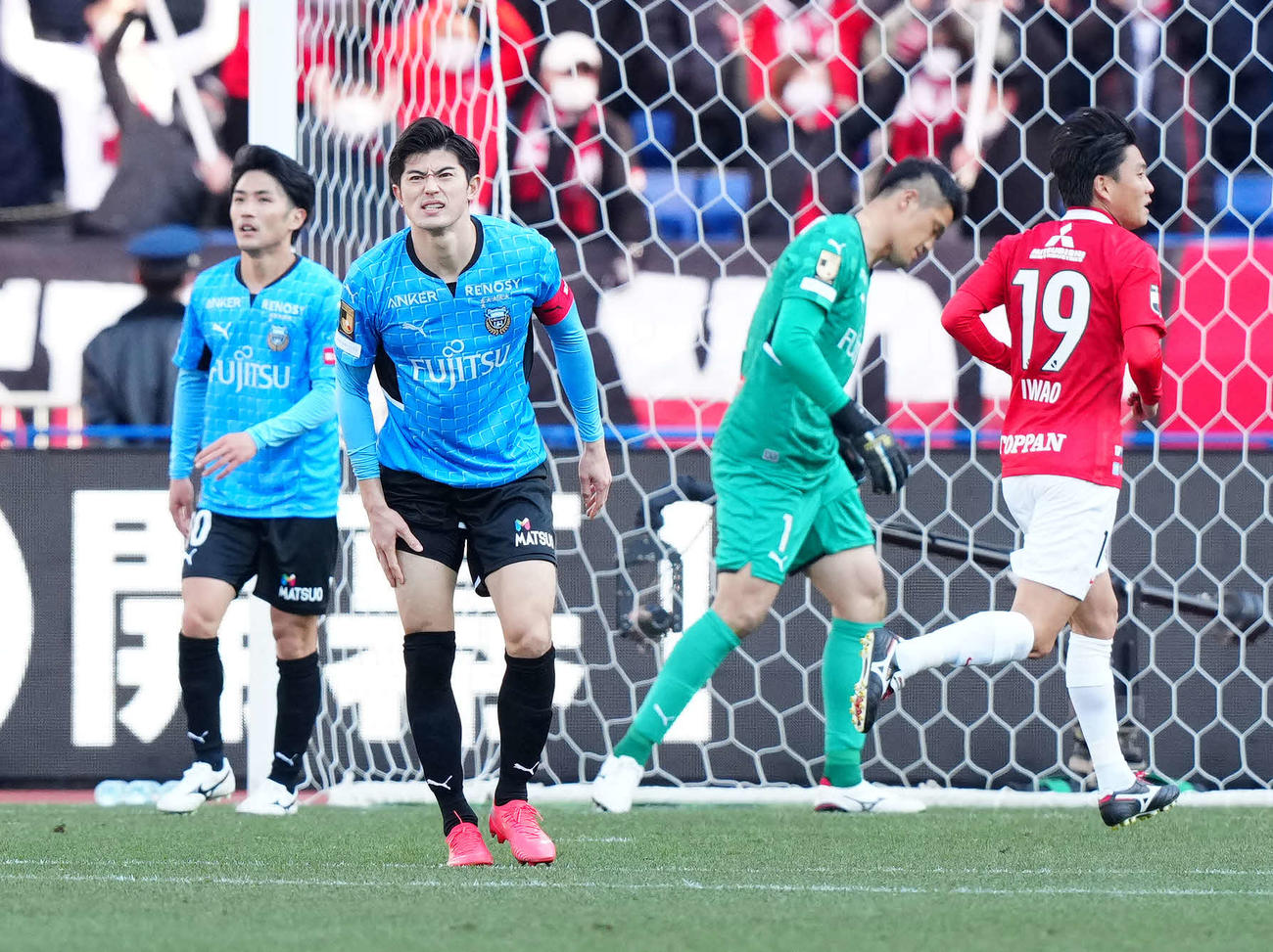 川崎F対浦和　後半、浦和江坂にゴールを決められ厳しい表情の川崎F谷口（中央左）ら（撮影・江口和貴）