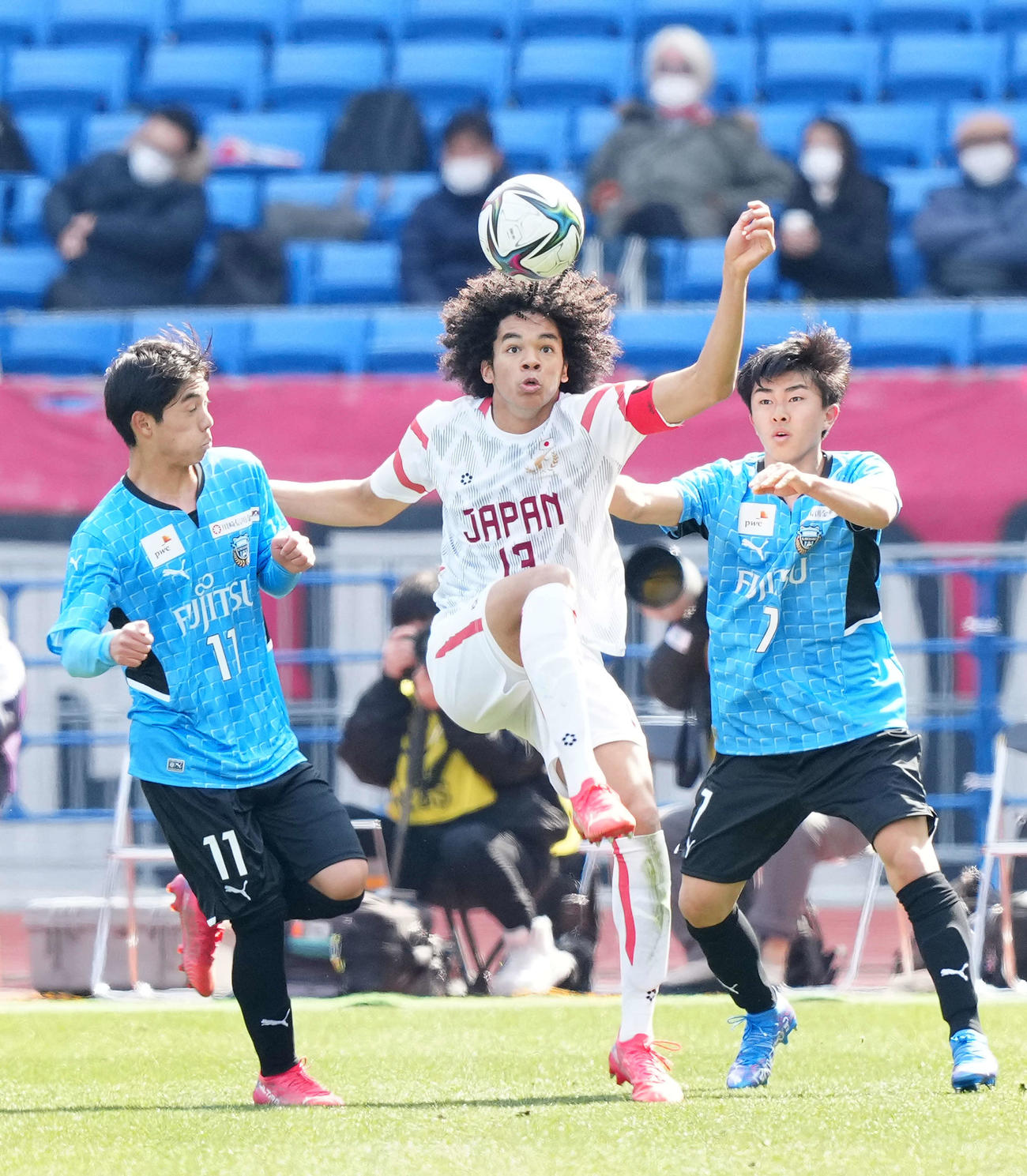 川崎F・U－18対日本高校選抜　後半、トラップする日本高校選抜のアンリ（中央）（撮影・江口和貴）