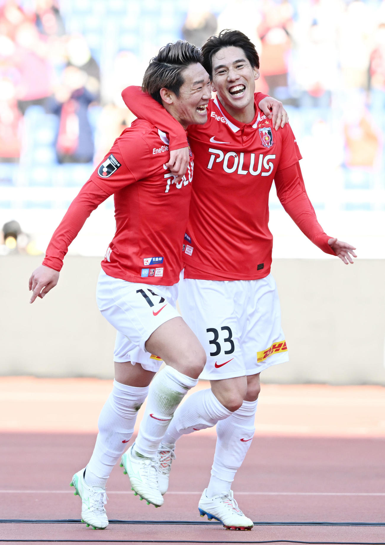 川崎F対浦和　後半、ゴールを決め浦和明本（左）と抱き合う江坂（撮影・横山健太）