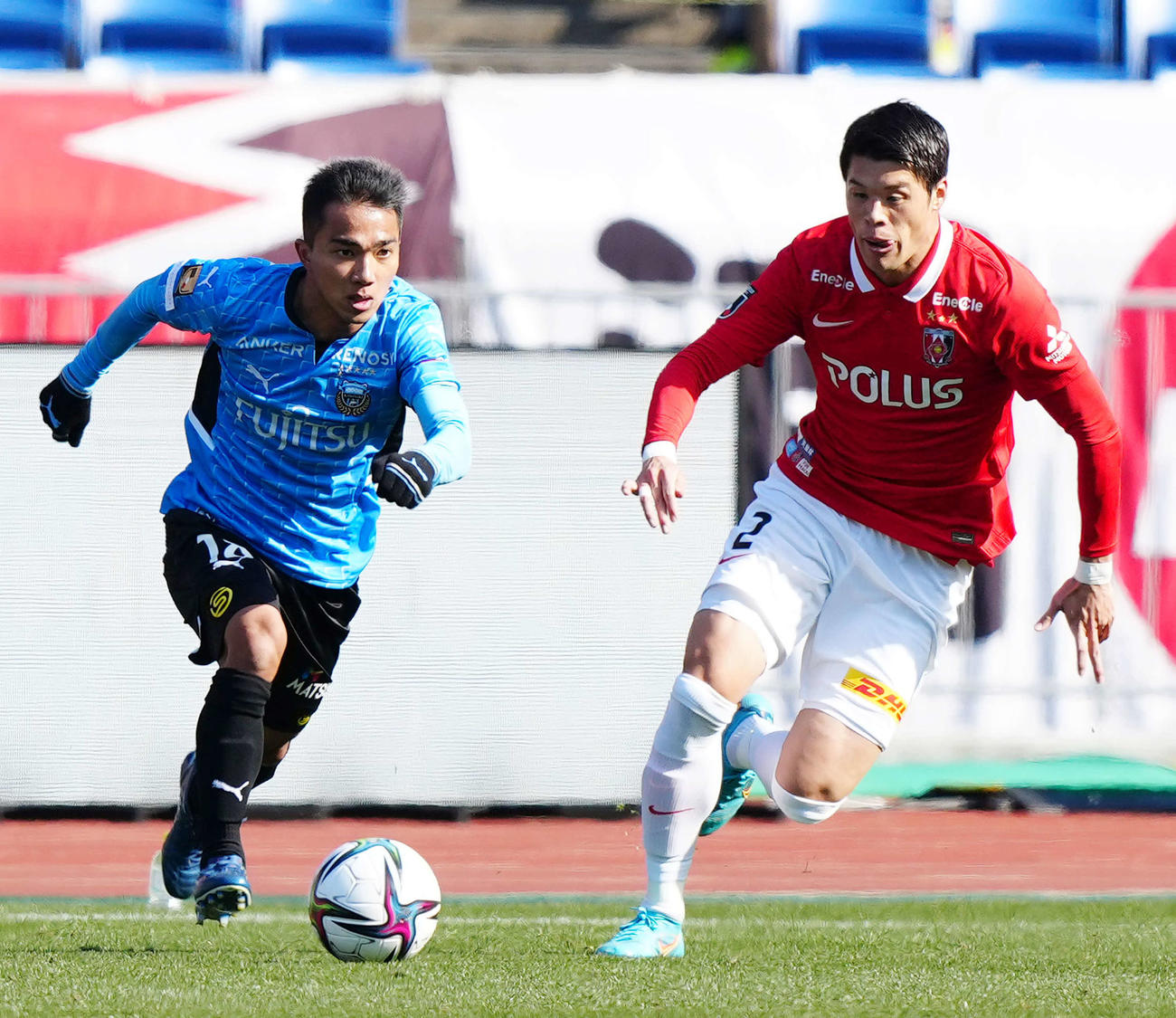 川崎F対浦和　前半、ドリブルする川崎Fチャナティップ（左）。右は浦和酒井（撮影・江口和貴）