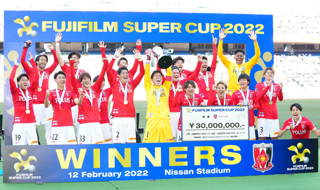 富士フイルム・スーパー杯を制し歓喜する浦和の選手たち（撮影・江口和貴）