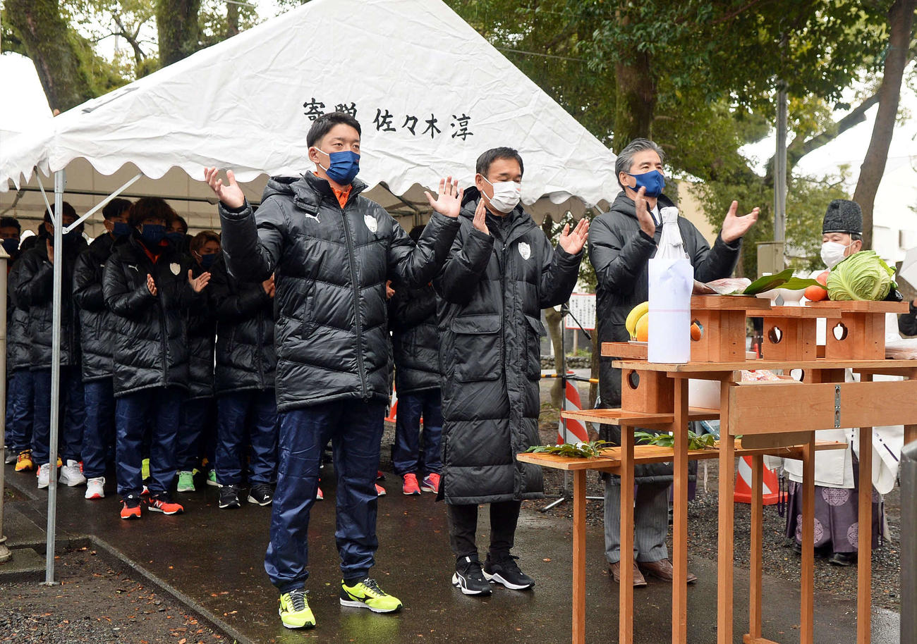 必勝祈願に臨む清水の関係者ら。クラブを代表して玉串を奉納した、左から権田、平岡監督、山室社長
