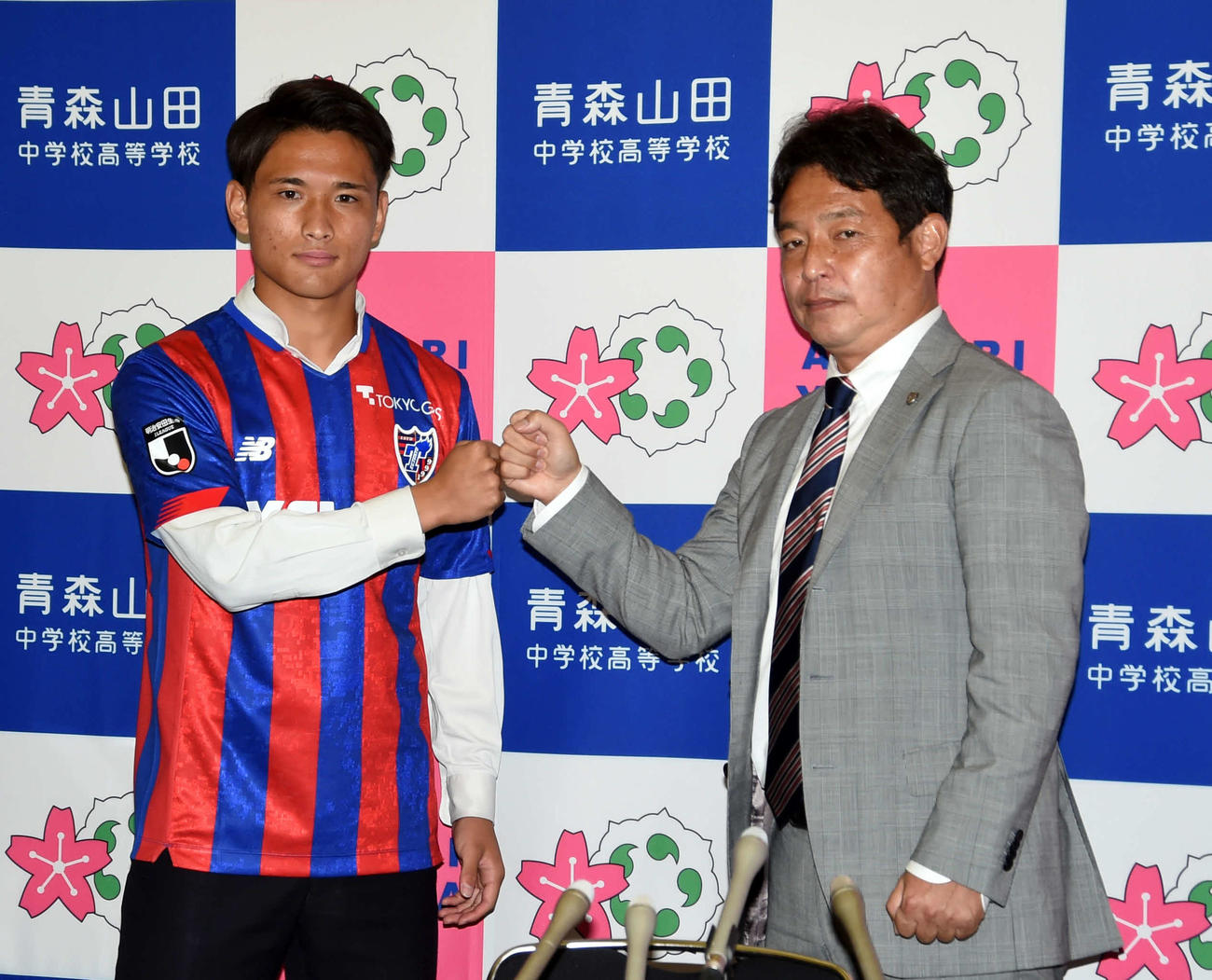 東京の石井スカウト部長（右）とグータッチする青森山田MF松木玖生（2021年10月12日撮影）