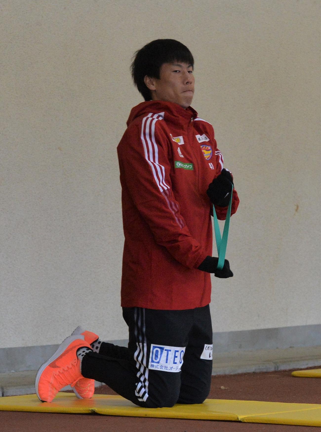 筋力トレーニングを行う内田