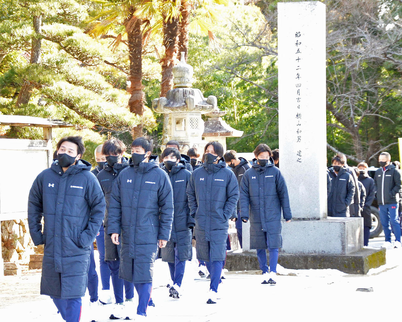閼伽井嶽薬師常福寺を参拝するいわきFC（撮影・濱本神威）