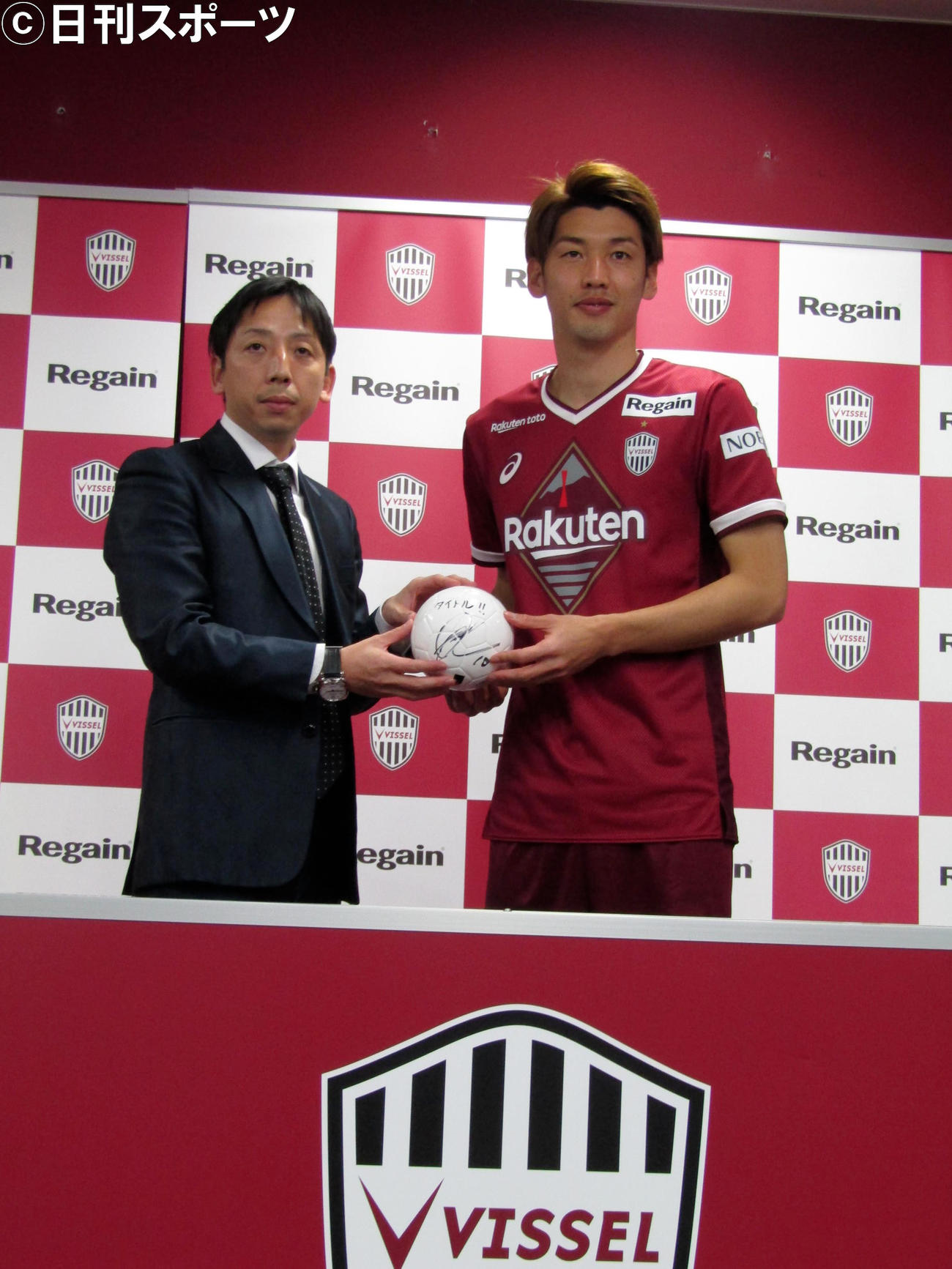 リゲインのブランドアンバサダーに就任した神戸大迫（右）。左は株式会社アイム執行役員HC部部長丸山敦史氏