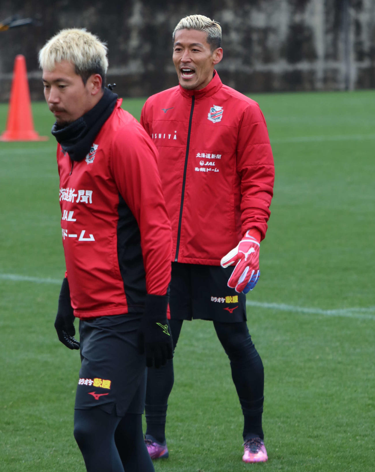 声を出して盛り上げる札幌菅野（右）（撮影・山崎純一）