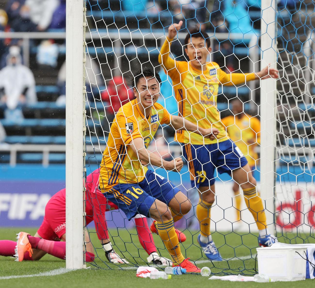 21年4月、横浜FC戦でゴールを決め喜ぶ吉野（手前）