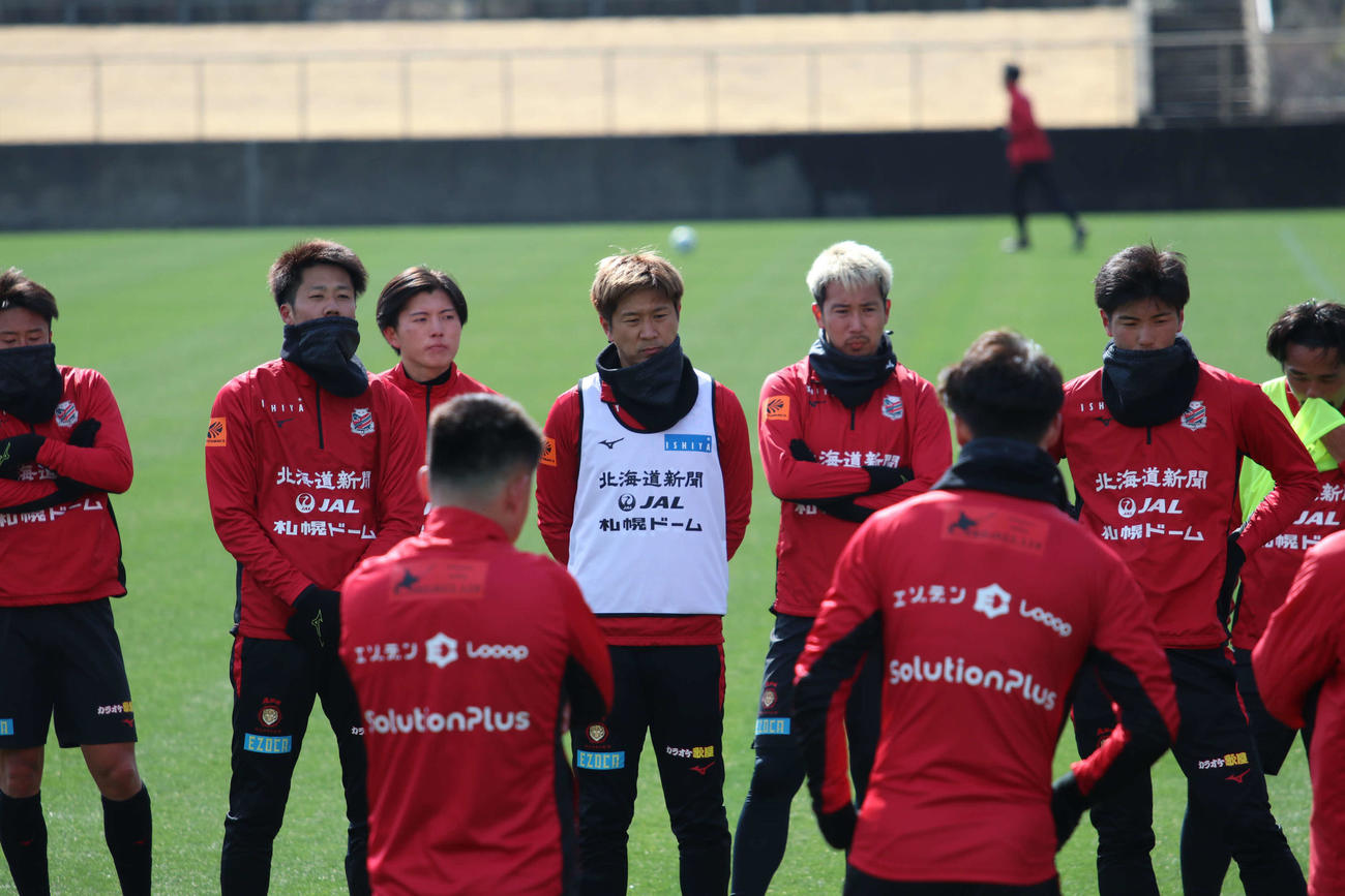 練習後、真剣な表情でペトロビッチ監督の話を聞く札幌宮沢（後列左から4人目）（撮影・山崎純一）