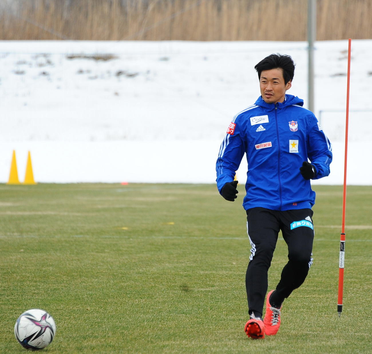 パスを出す新潟DF千葉（2022年2月15日撮影）