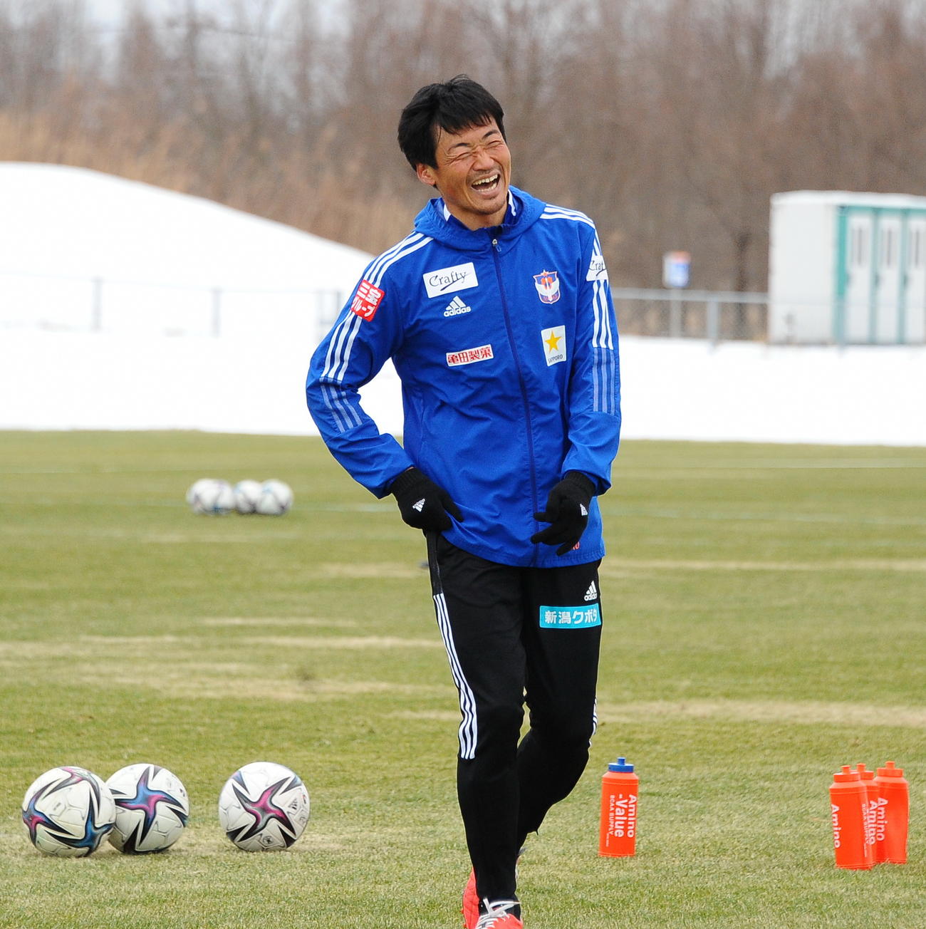 笑顔で練習に参加する新潟DF千葉（2022年2月15日撮影）