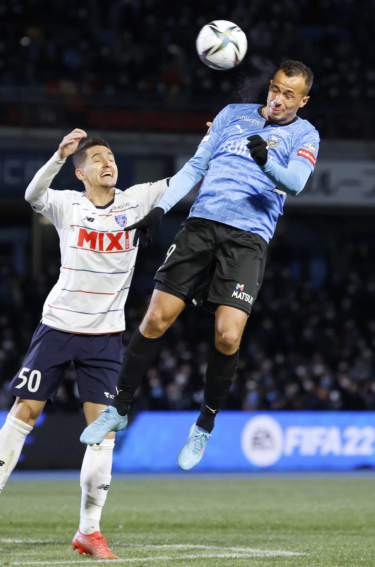 川崎F対東京　後半、ヘディングで決勝ゴールを決める川崎Fレアンドロダミアン（共同）