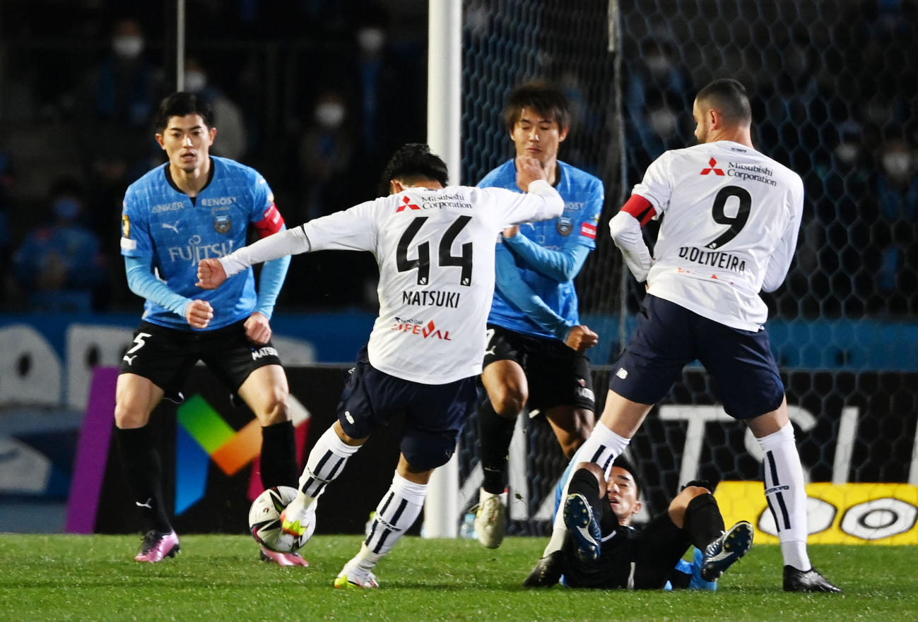 川崎F対東京　前半、シュートを放つ東京松木（中央）（撮影・横山健太）