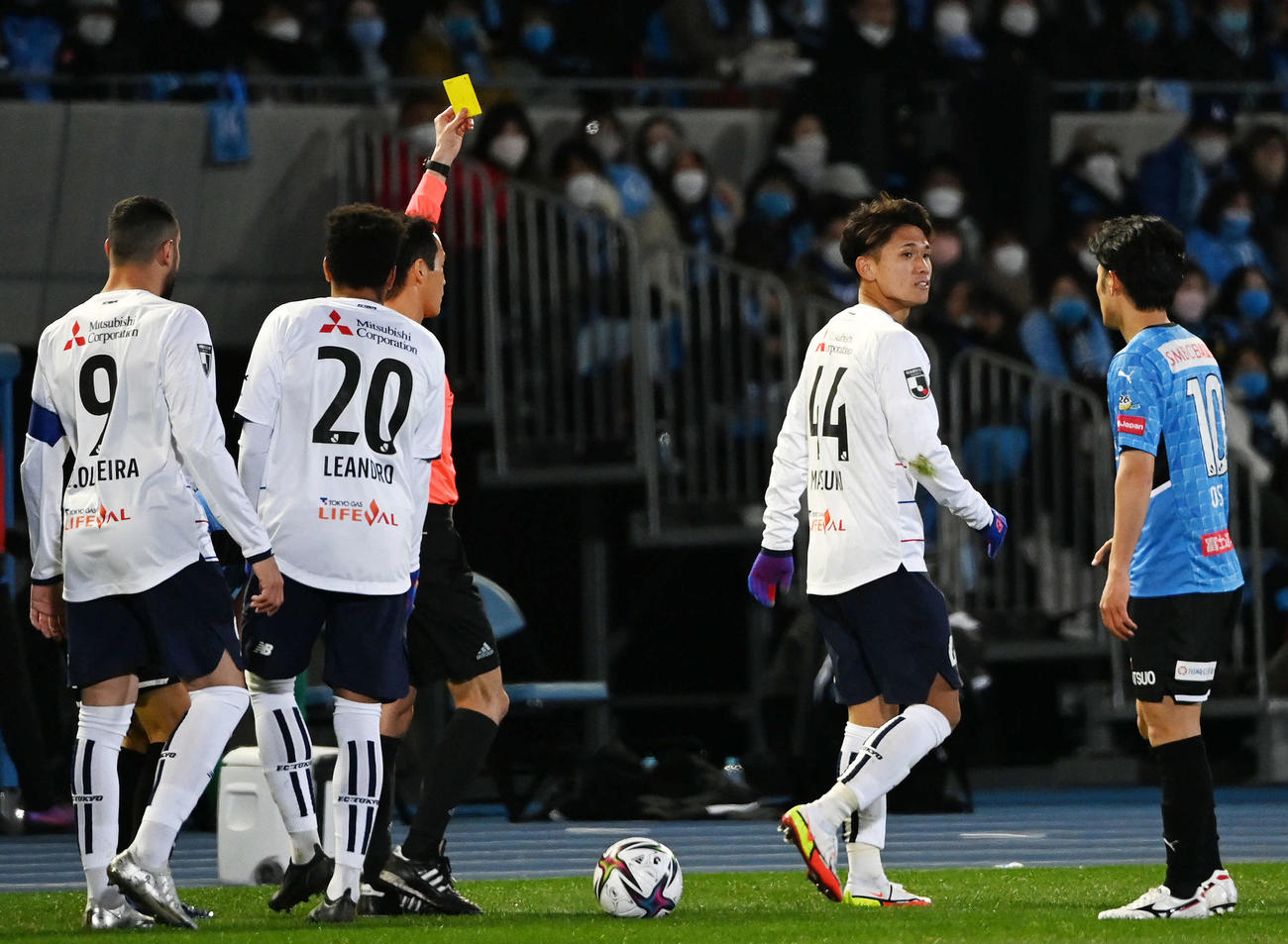 川崎F対東京　後半、プロになって初のイエローカードをもらう東京松木（右から2人目）（撮影・横山健太）
