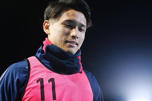 川崎F対東京　試合前、サポーターの元へあいさつに向かう東京松木（撮影・横山健太）